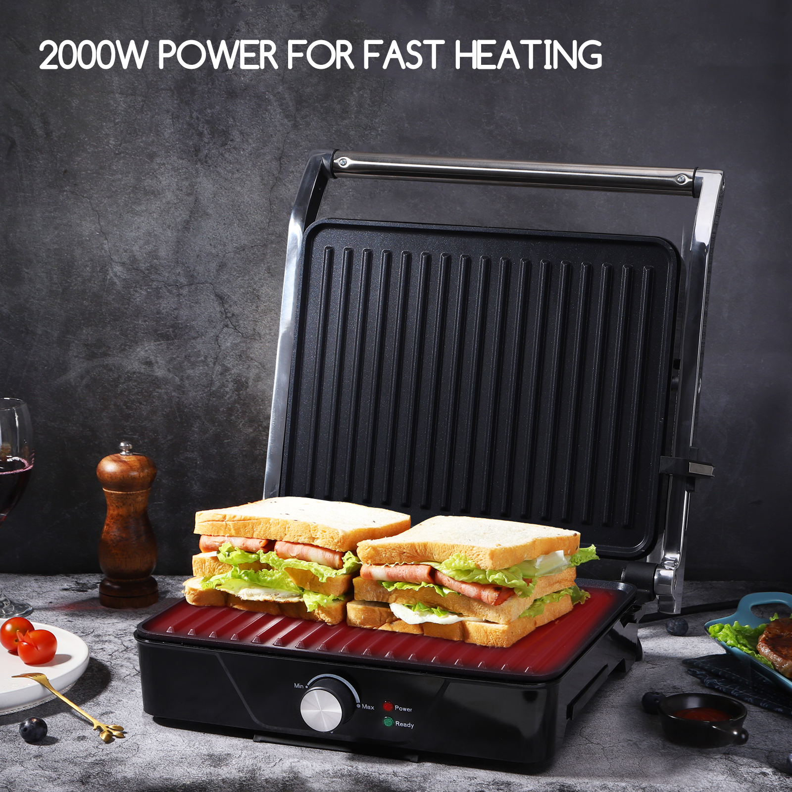 Sandwiches werden auf einem schwarz-roten Grill zubereitet. Der Grill ist geöffnet, mit hochgeklapptem Griff.