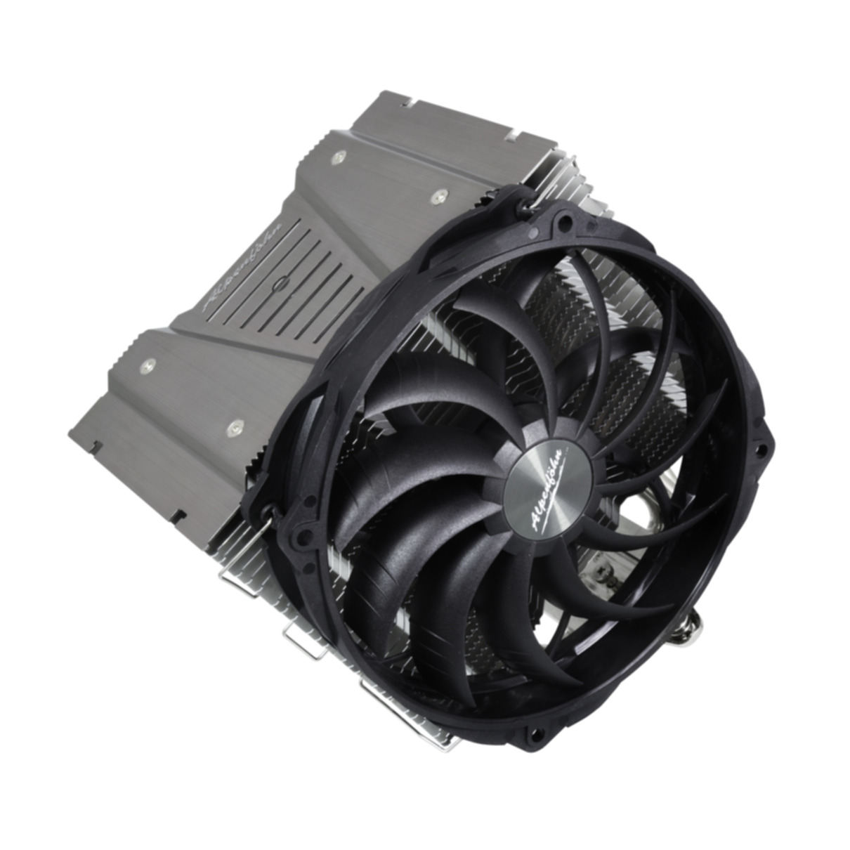 Ein schwarzer Lüfter an einem silbernen Kühlkörper, Komponenten eines Computerkühlers.