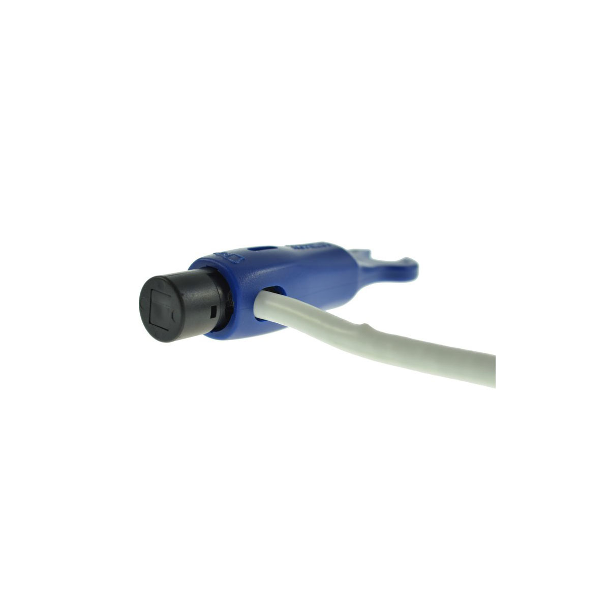 Blau-schwarzer Stecker mit grauem Kabel, das sich vom Stecker entfernt.