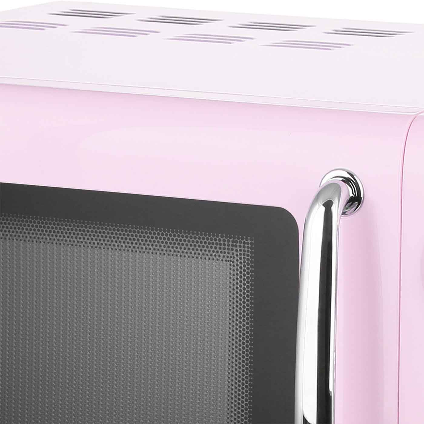 Nahaufnahme eines pinkfarbenen Retro-Mikrowellenherds mit Chromgriff und schwarzer Glastür.