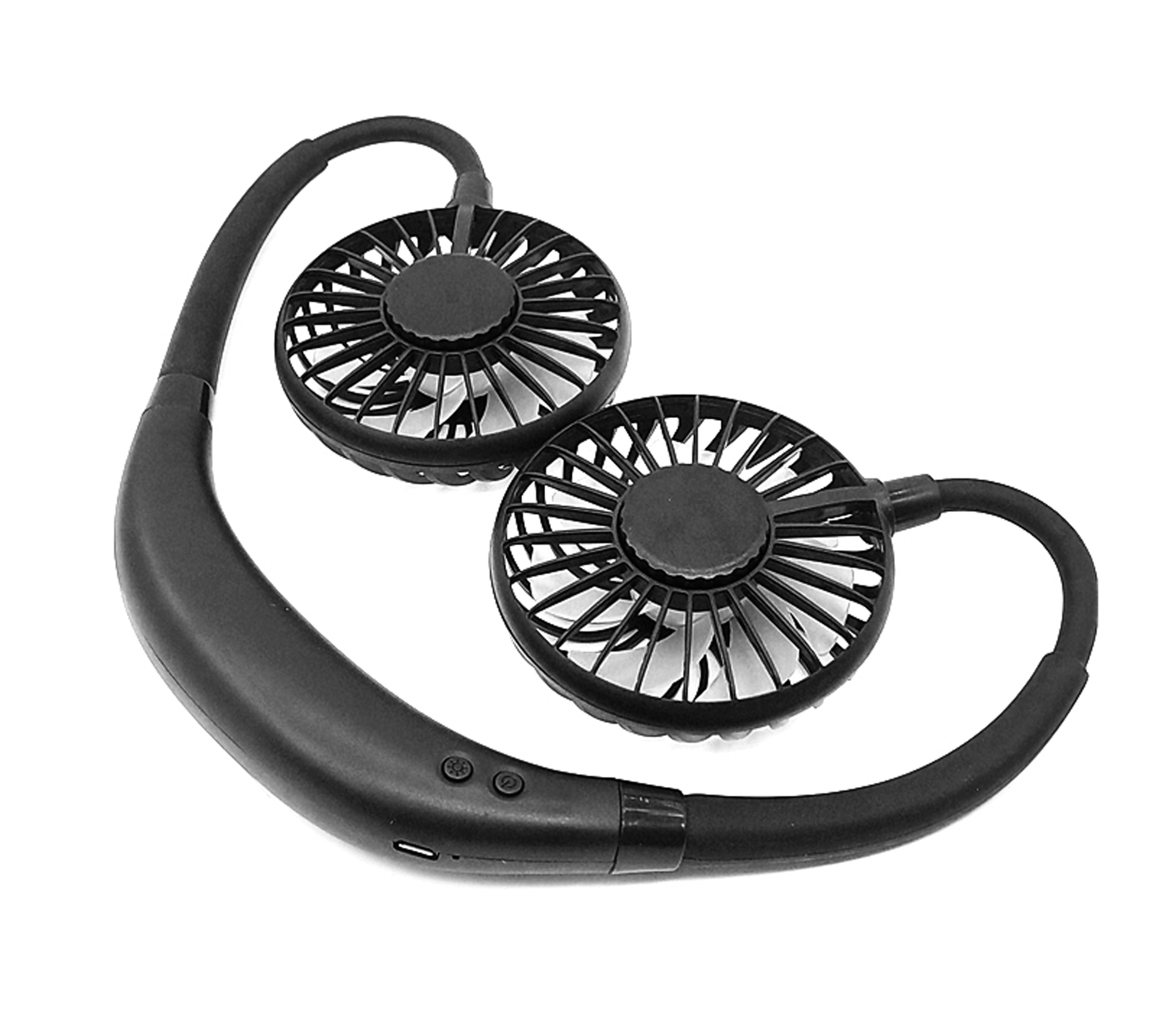 Schwarzer Nackenventilator mit zwei runden Lüftern und Knöpfen. Weißer Hintergrund.
