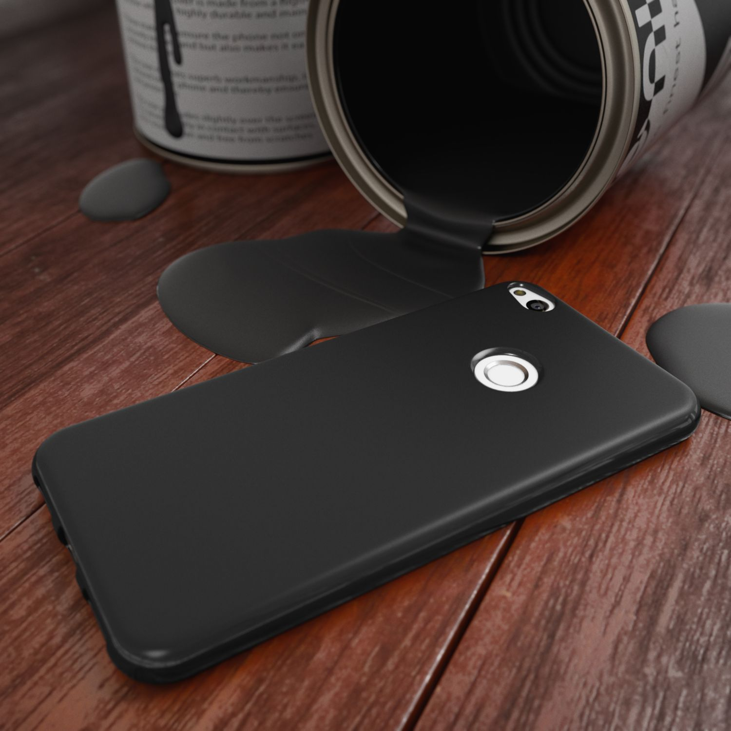 Ein schwarzes Telefon liegt neben verschütteter schwarzer Farbe auf einer Holzoberfläche. Eine Farbdose ist in der Nähe umgestürzt.