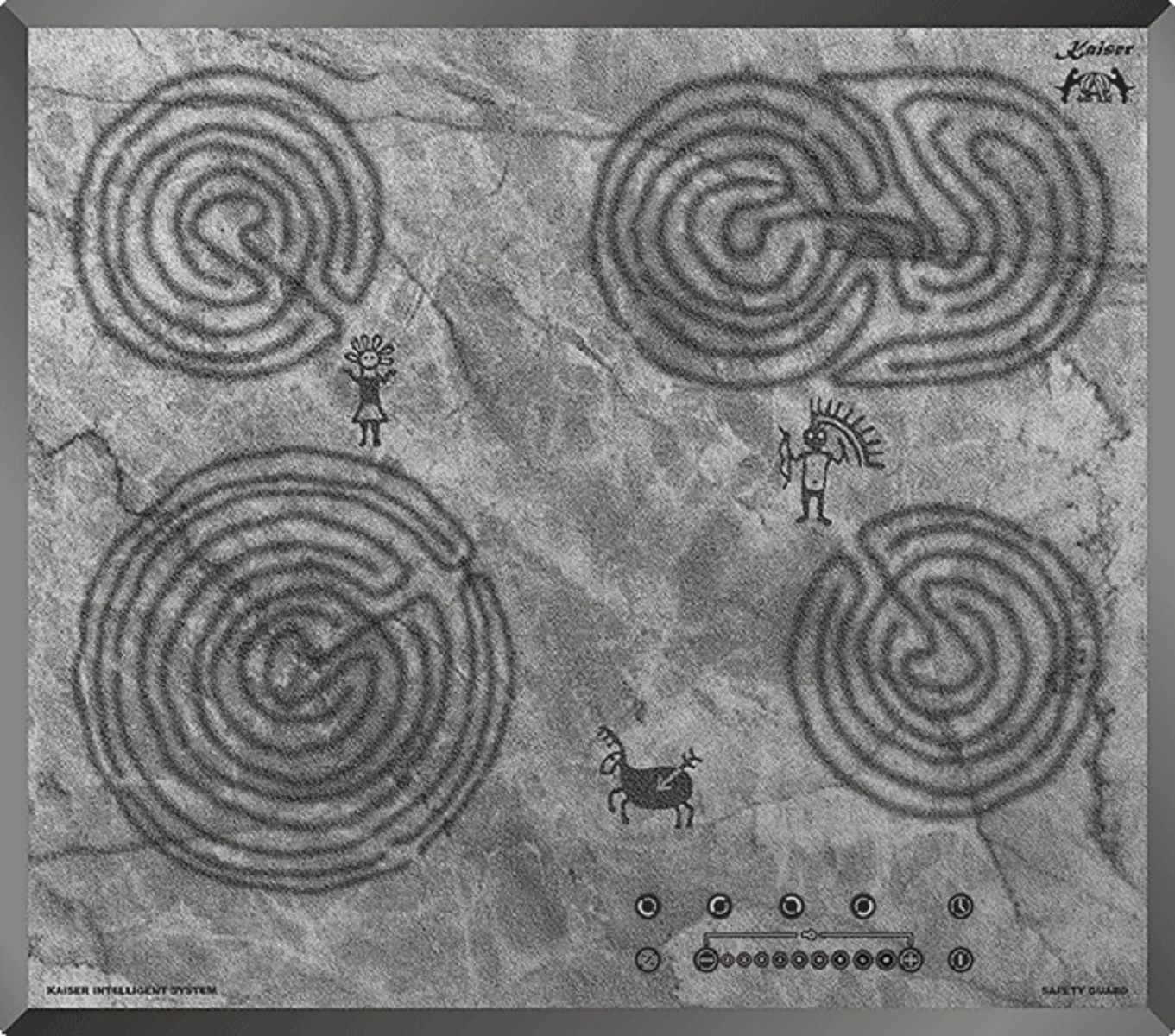 Steinähnliche Oberfläche mit vier Spiralmustern und Figuren von Strichmännchen und Tieren.
