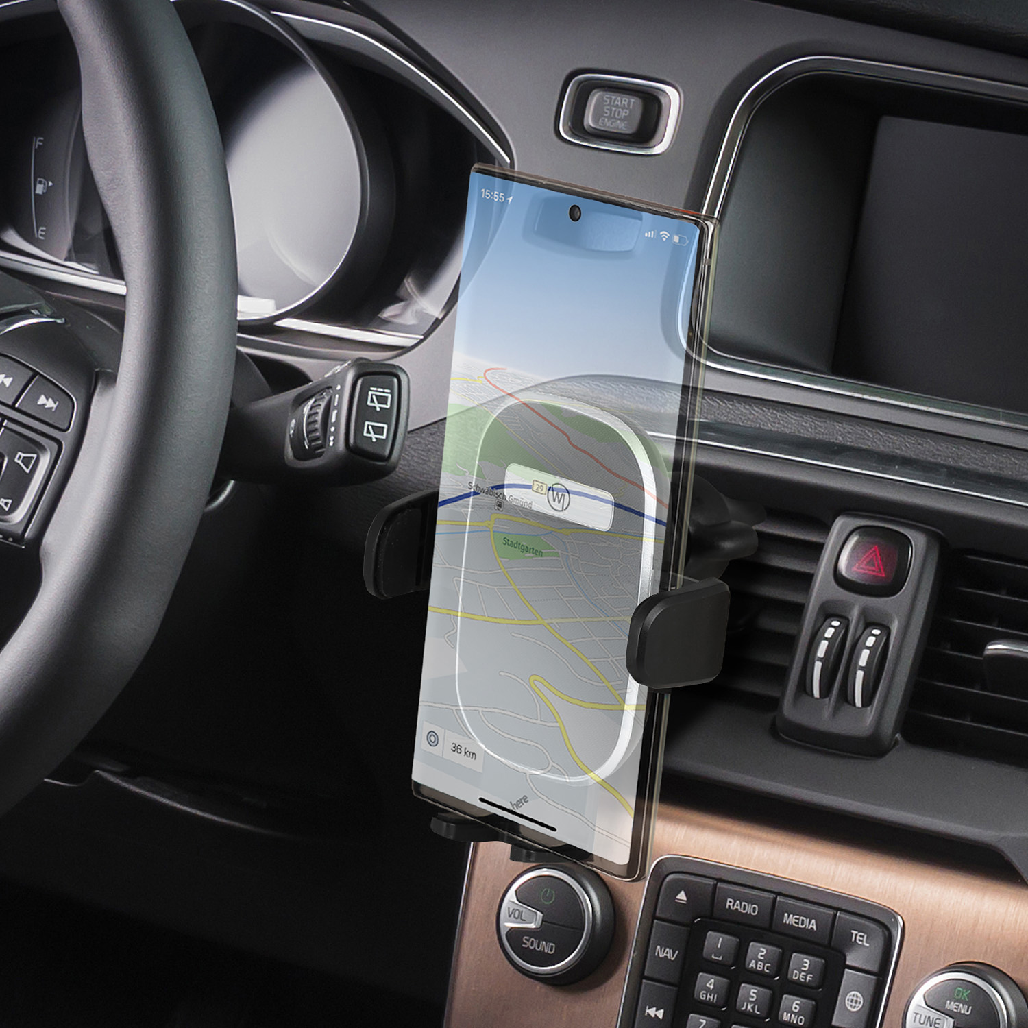 Smartphone im Auto montiert, zeigt eine Navigationskarte.