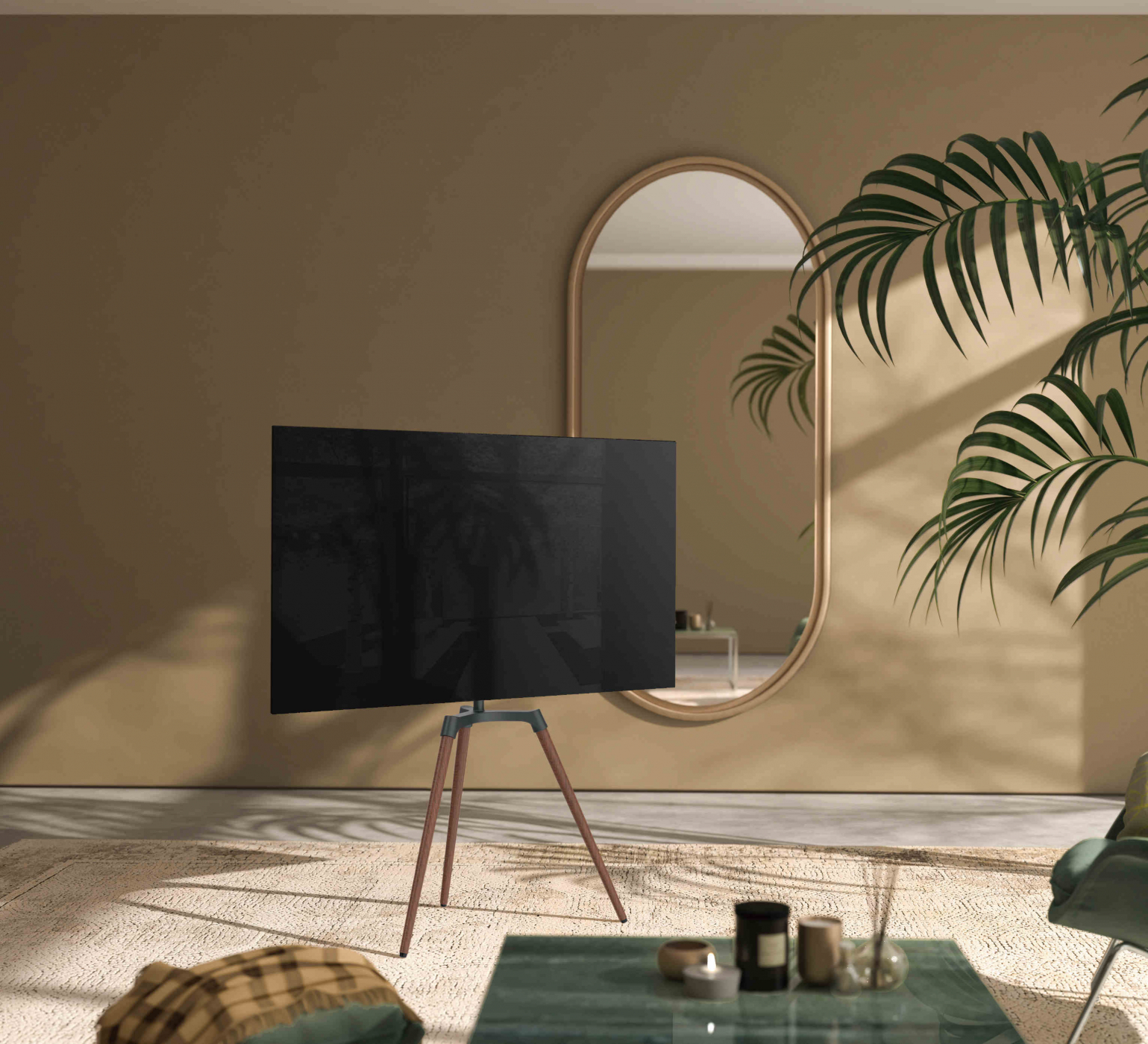 Een woonkamer met een tv op een standaard. Er is een spiegel en een groene glazen tafel. De muren zijn bruin.