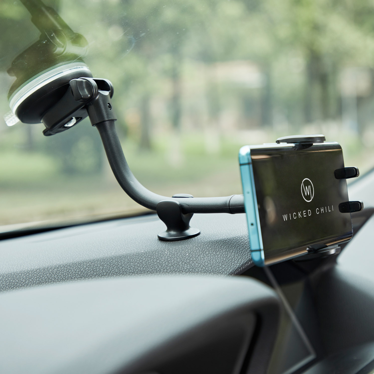 Eine schwarze Telefonhalterung im Auto montiert. Sie hält ein Telefon mit Wicked Chili Logo.