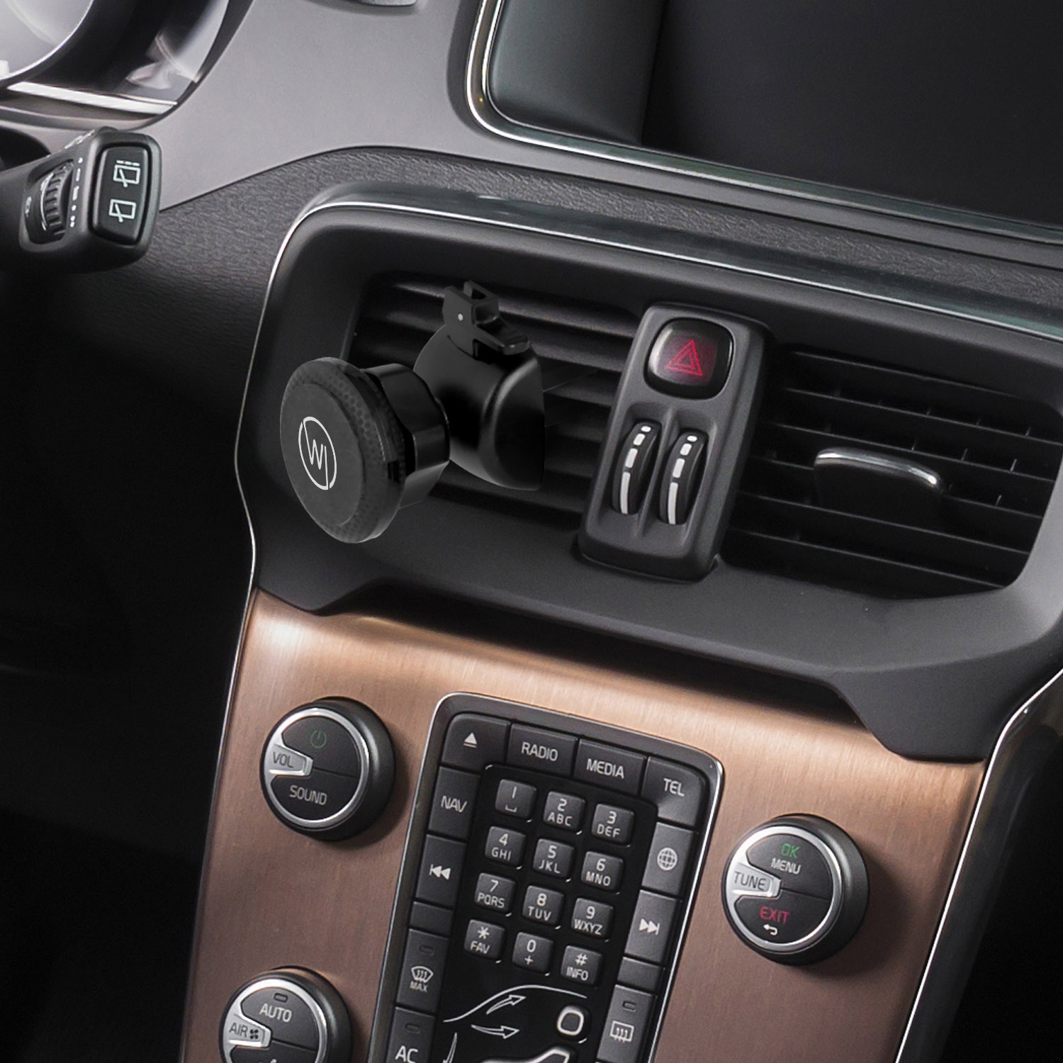 Armaturenbrett eines Autos mit Telefonhalterung und Warnblinkanlage.