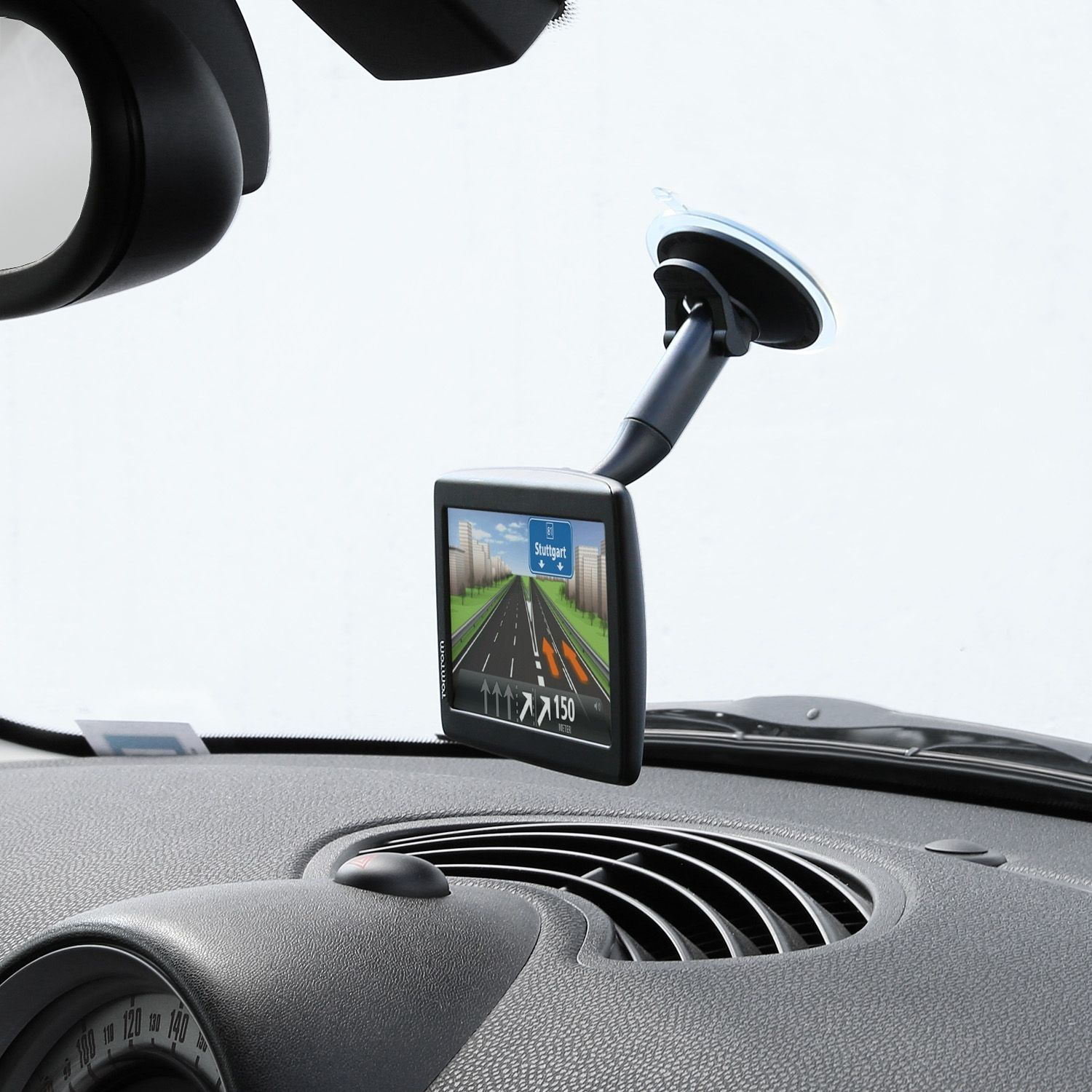 Ein GPS-Gerät auf dem Armaturenbrett eines Autos, das eine Straßenkarte anzeigt. Der Innenraum des Autos ist sichtbar.