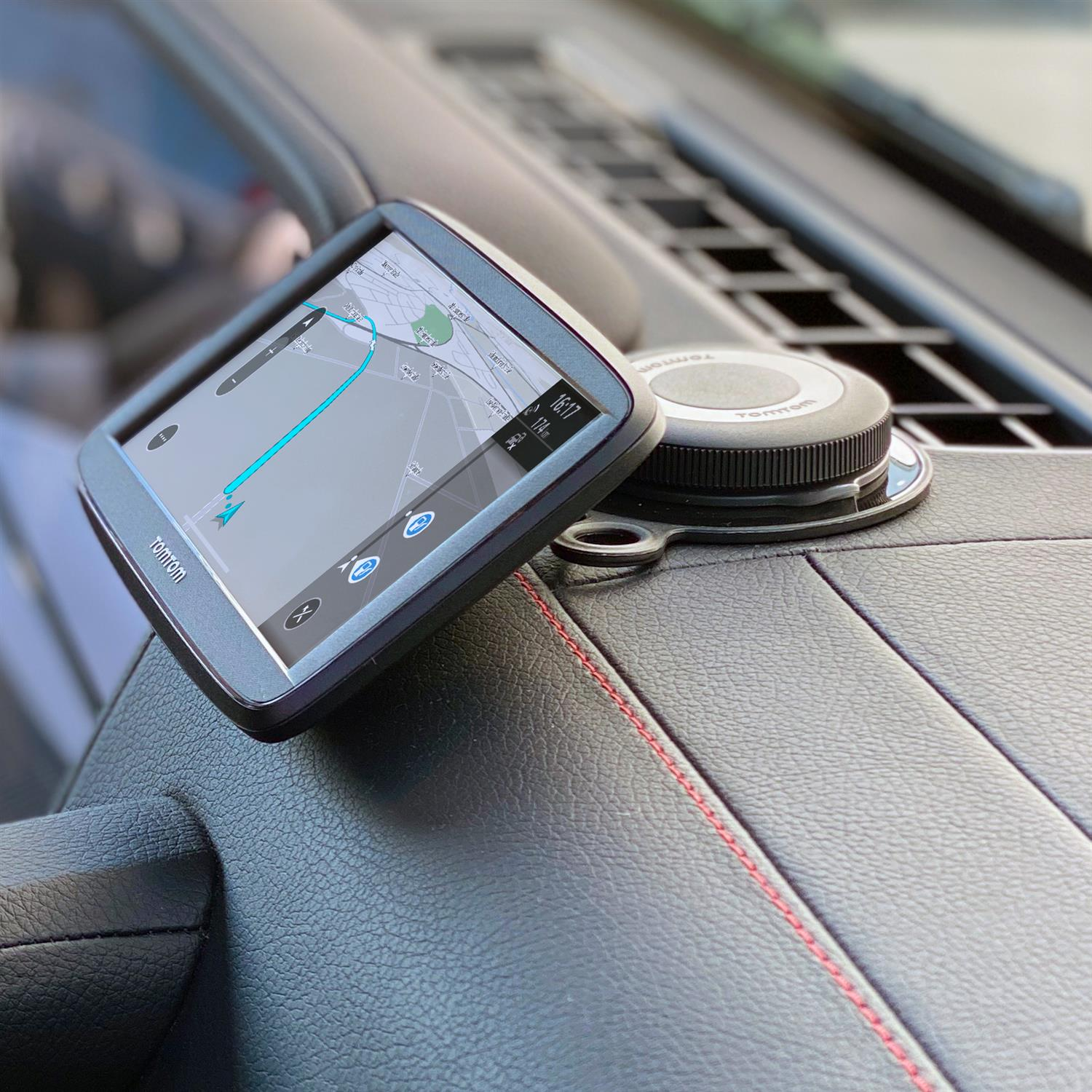 GPS-Navigator im Auto. Der Bildschirm zeigt eine Karte. Der Navigator ist am Armaturenbrett befestigt.