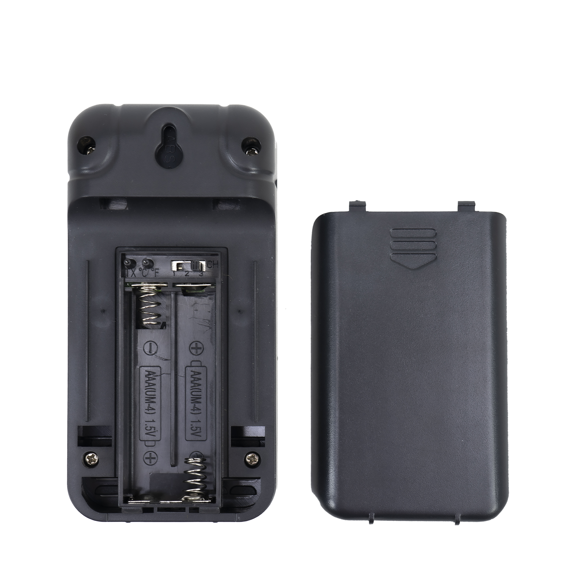 Offenes Batteriefach eines schwarzen Geräts mit Batterien darin.