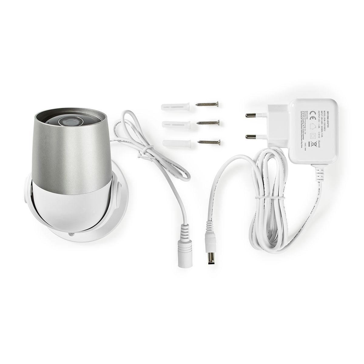Una cámara de seguridad con sus accesorios: tornillos, enchufes y un adaptador de corriente, todo en blanco.