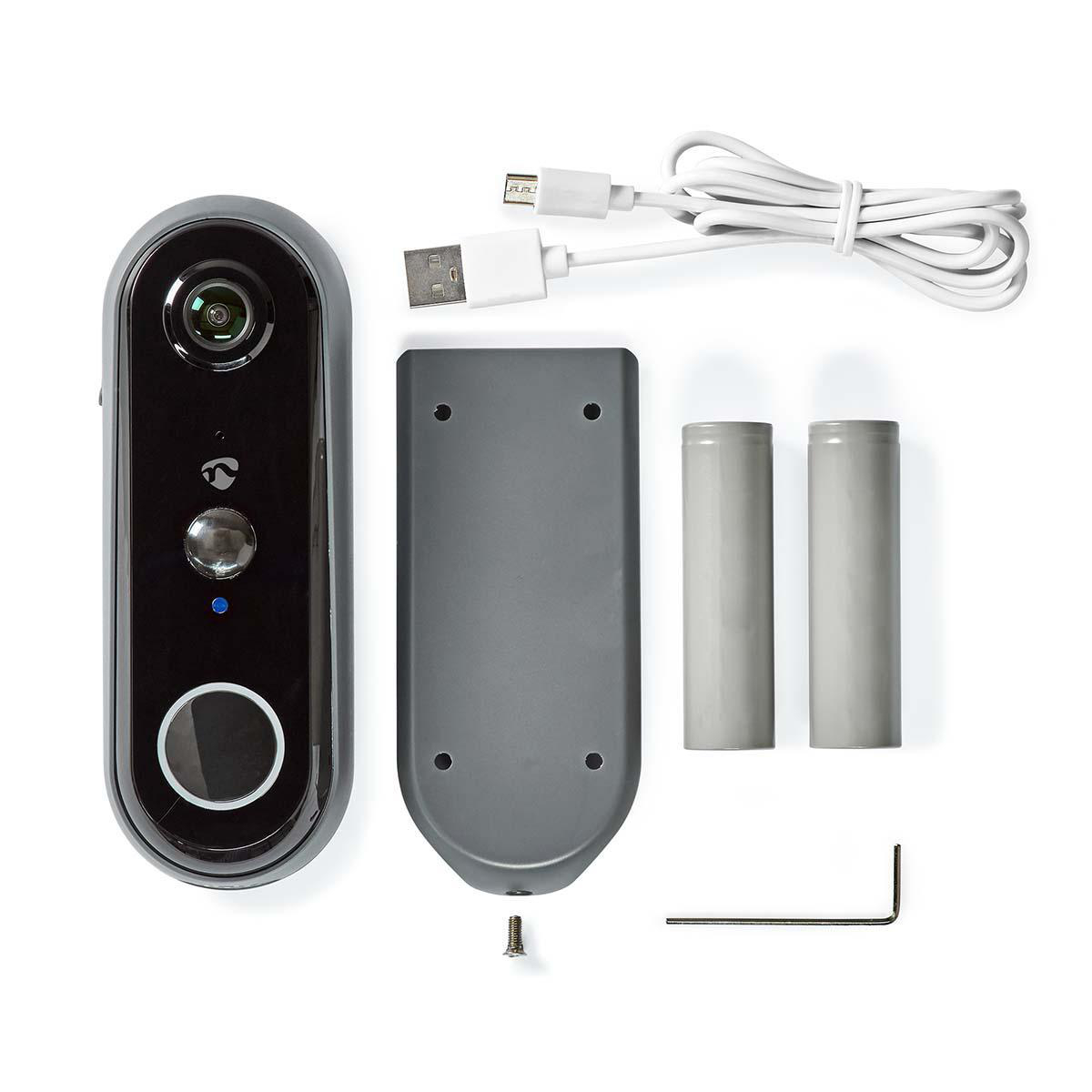 Eine Türklingelkamera, eine Montageplatte, zwei Batterien, ein USB-Kabel und ein Werkzeug liegen auf einer weißen Oberfläche.