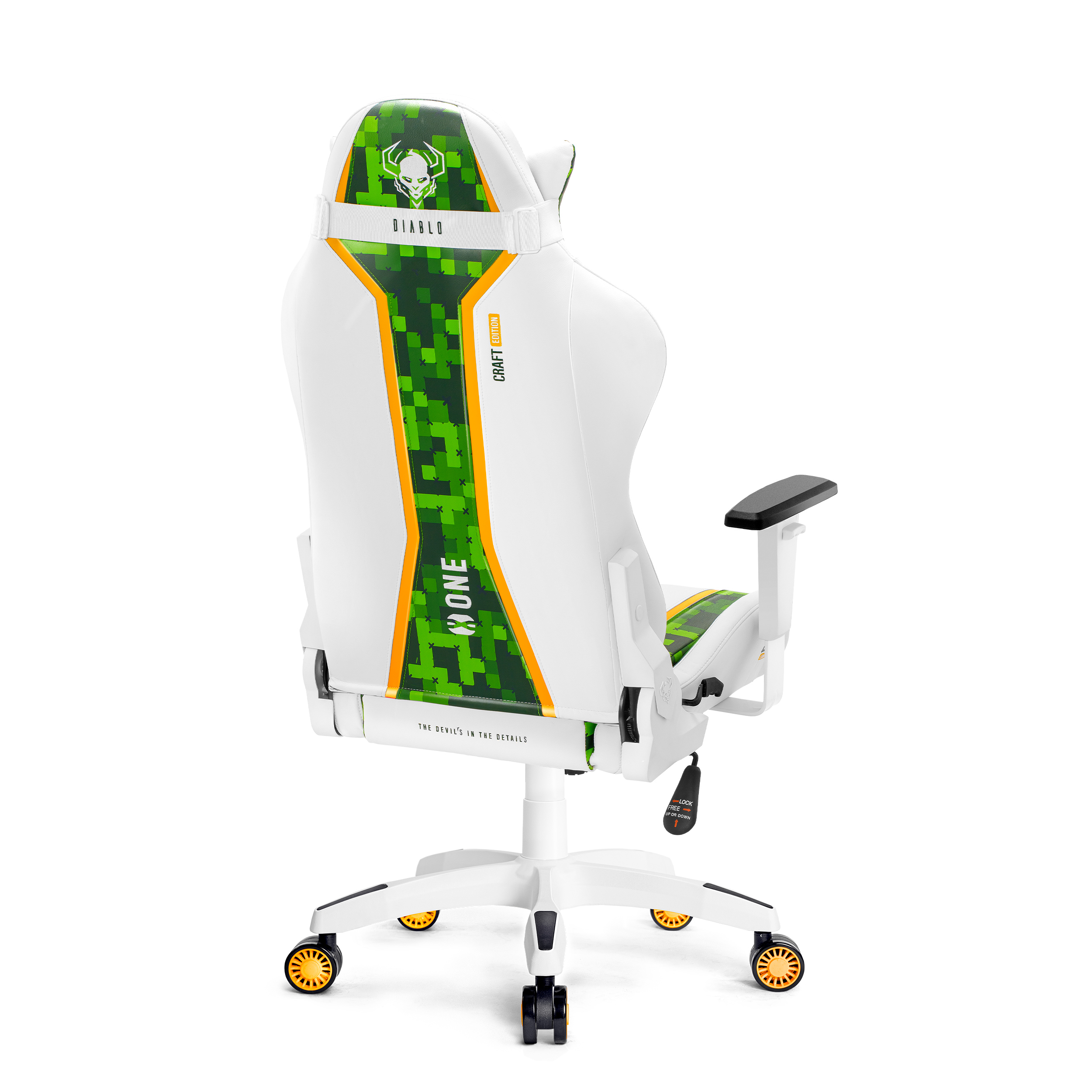 Weißer Gaming-Stuhl mit grünen und orangen Akzenten und einem Totenkopf-Logo.