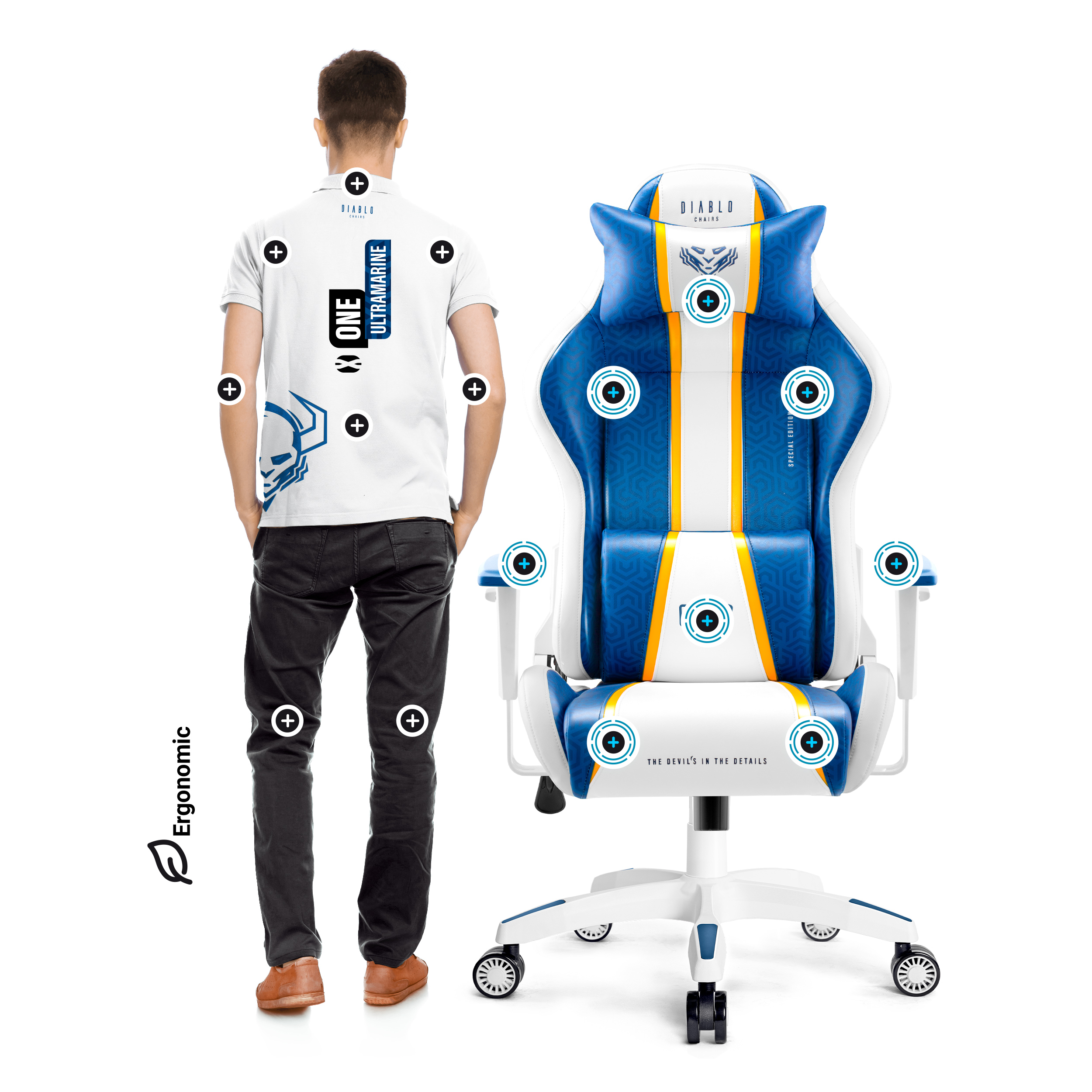 Mann steht neben einem blau-weißen Gaming-Stuhl. Stuhl hat weiße Basis und blaue Akzente.