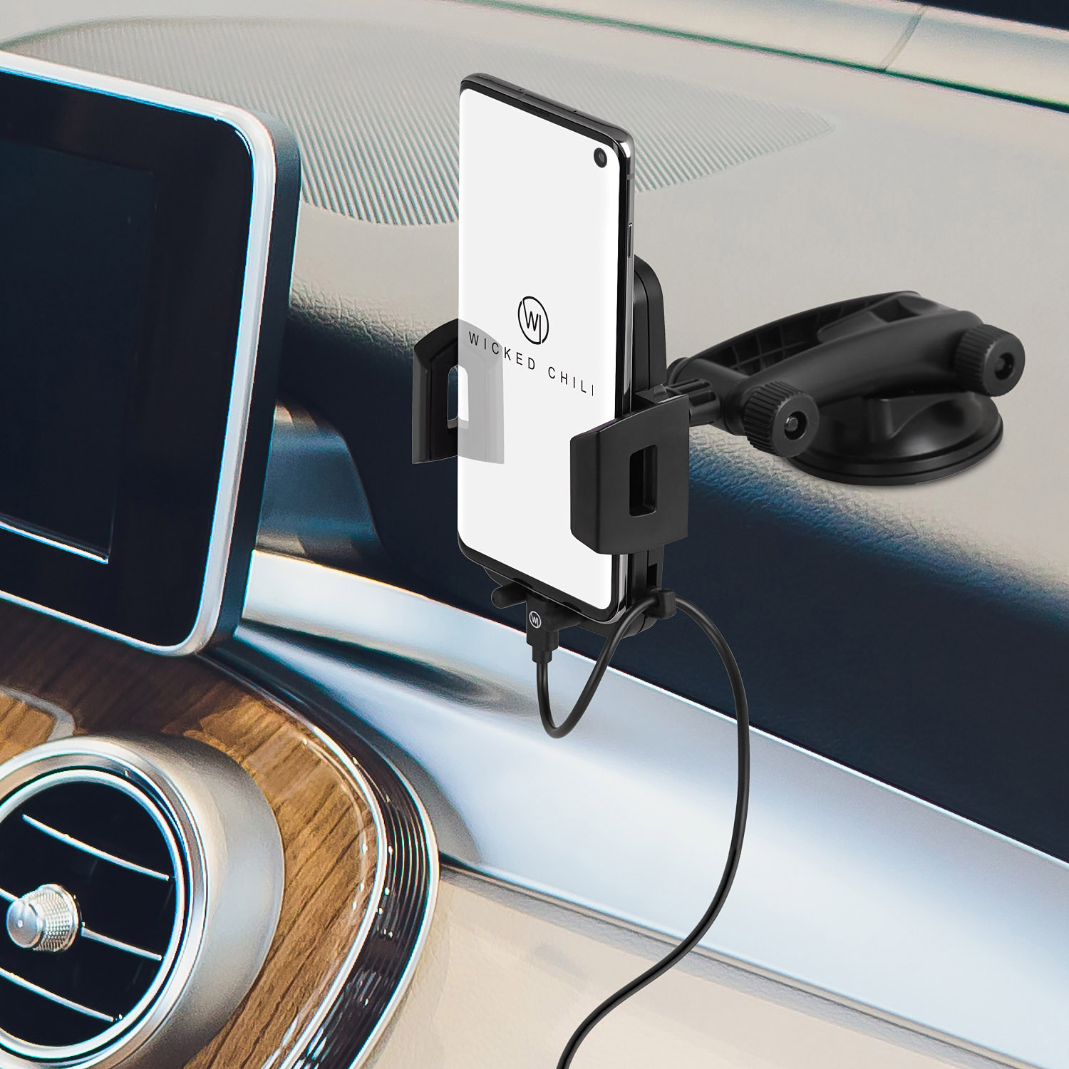 Schwarzes Telefon in einer Autohalterung, wird mit einem Kabel geladen, auf dem Armaturenbrett.