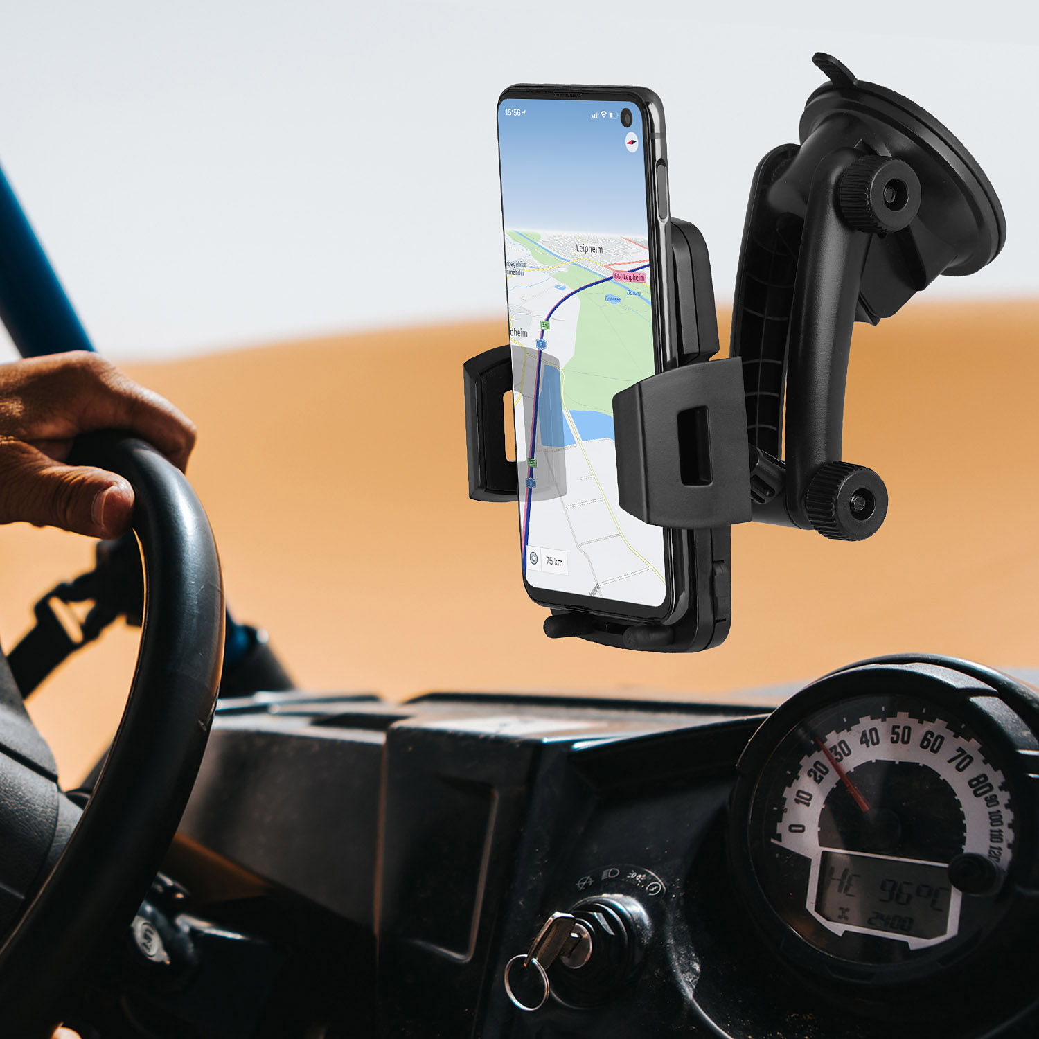 Telefon in einer Autohalterung mit Karte.