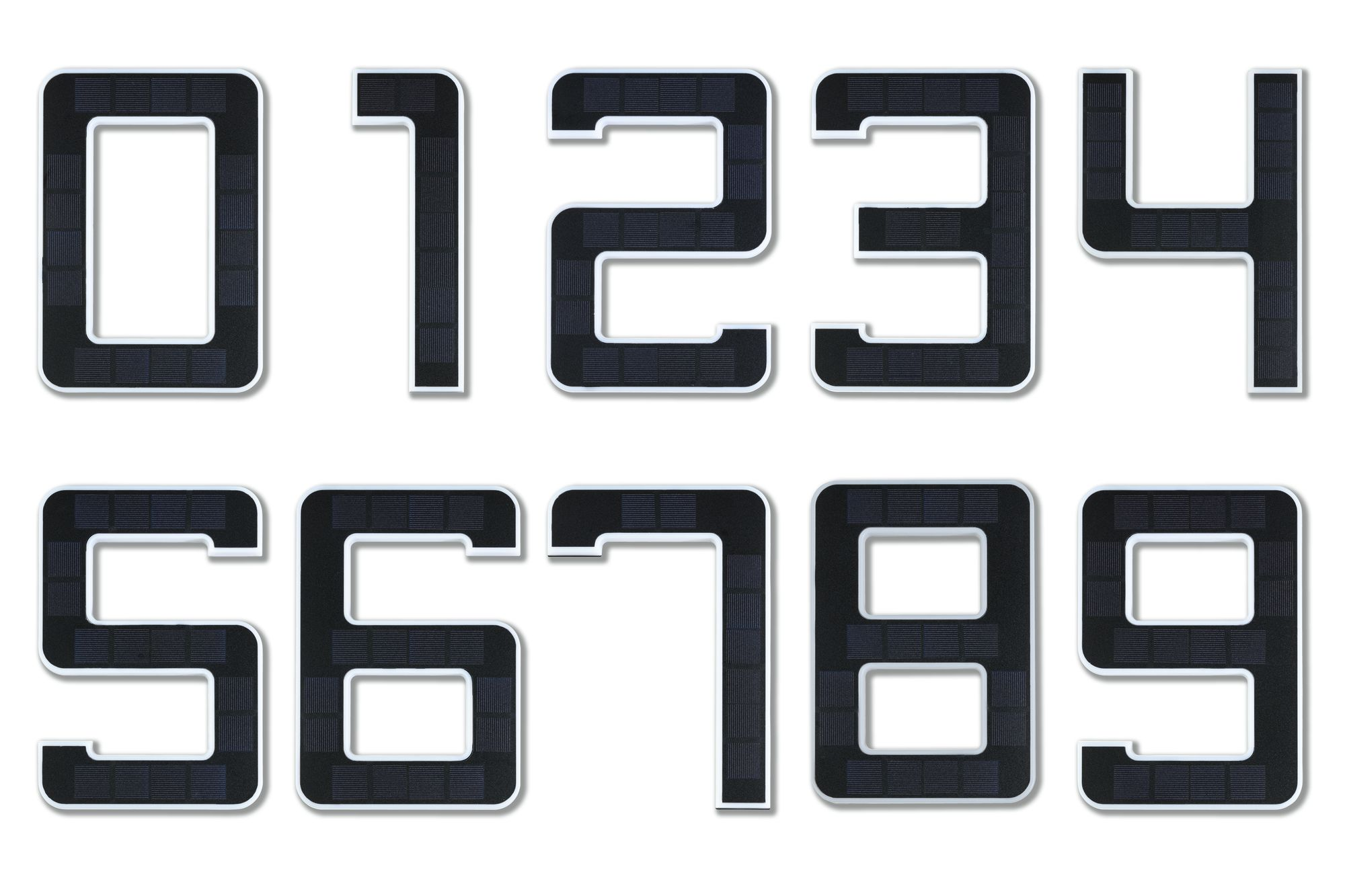 Liczby 0-9 w czcionce, z ciemnym, teksturowanym wypełnieniem i białym obrysem.