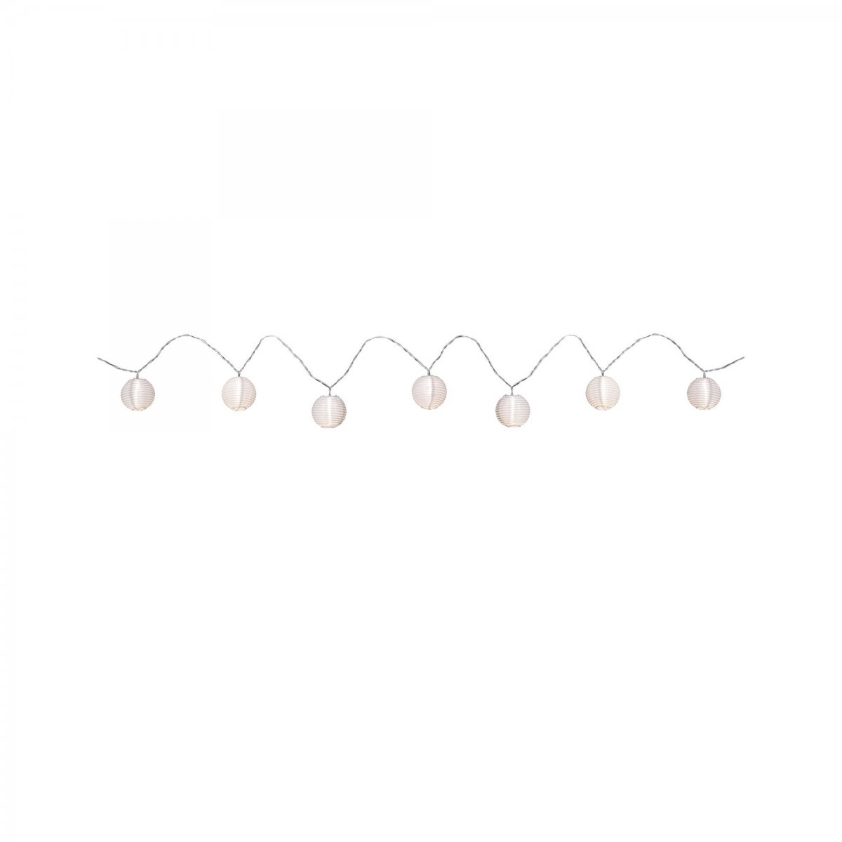 Szereg białych papierowych lampionów, równomiernie rozmieszczonych i zawieszonych na białym tle.