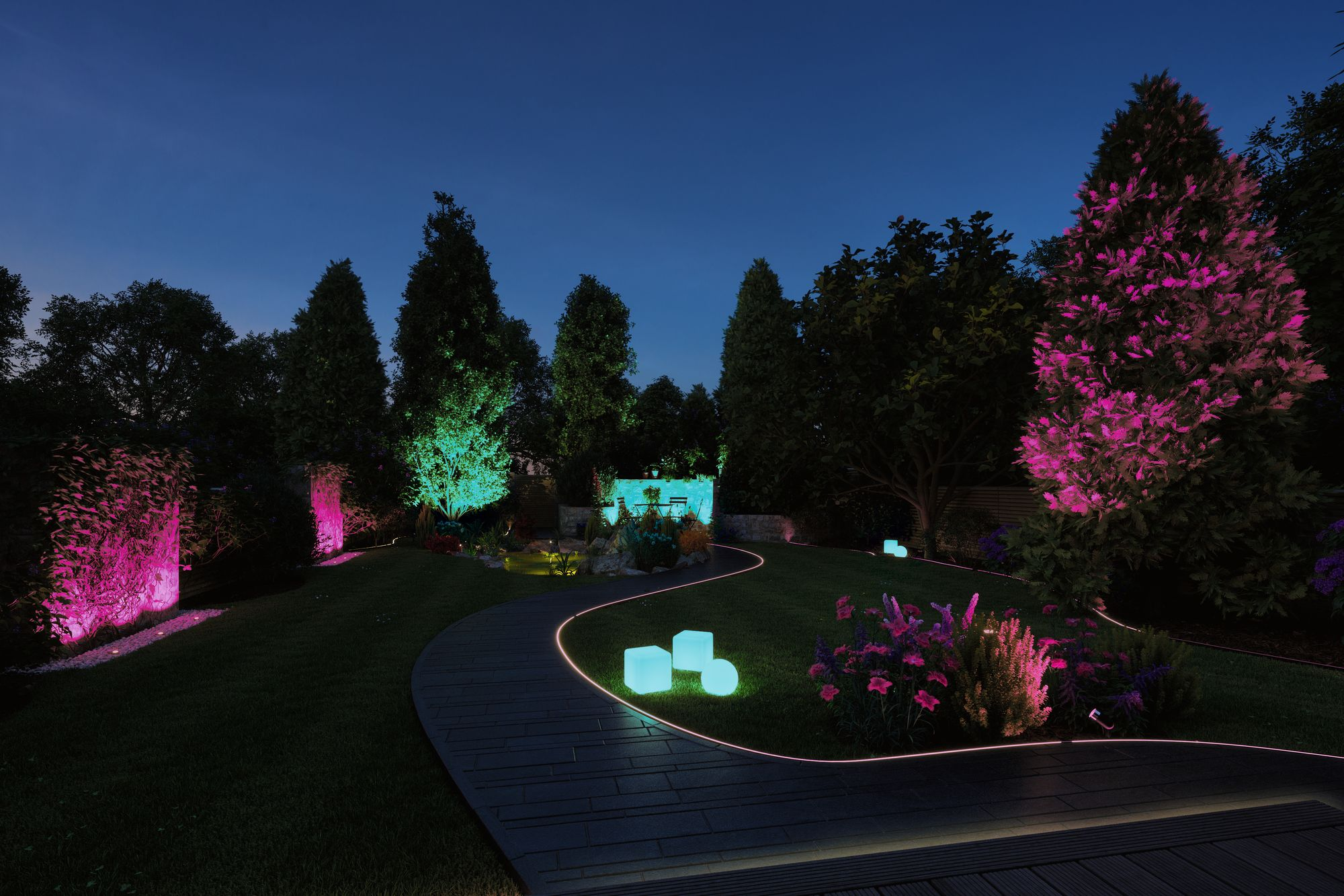 Nachtszenen eines Gartens mit farbigen Lichtern. Grüne, rosa und weiße Lichter beleuchten den Bereich.