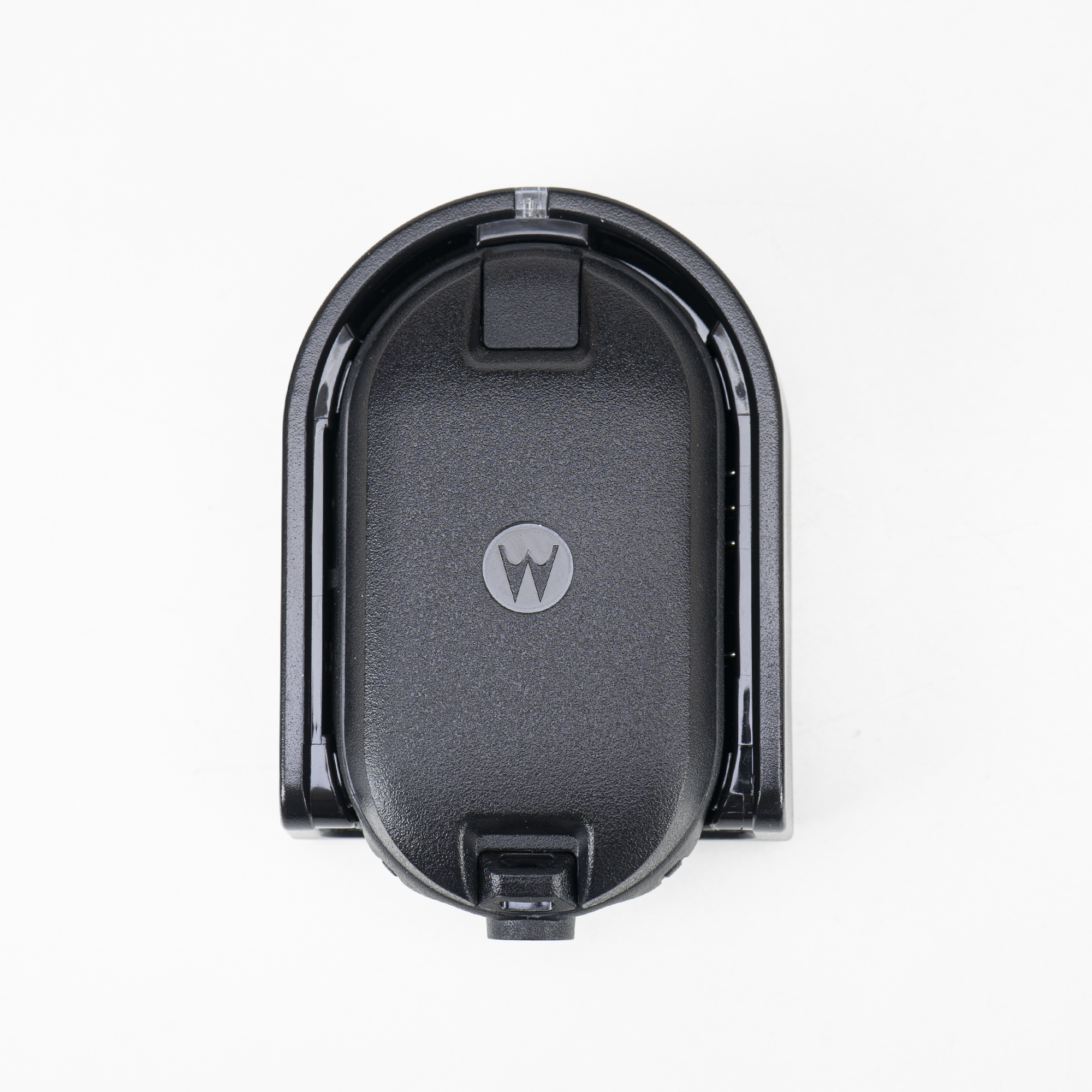 Un cargador Motorola negro. La vista superior revela el logotipo de Motorola, con forma ovalada, sobre una superficie blanca.