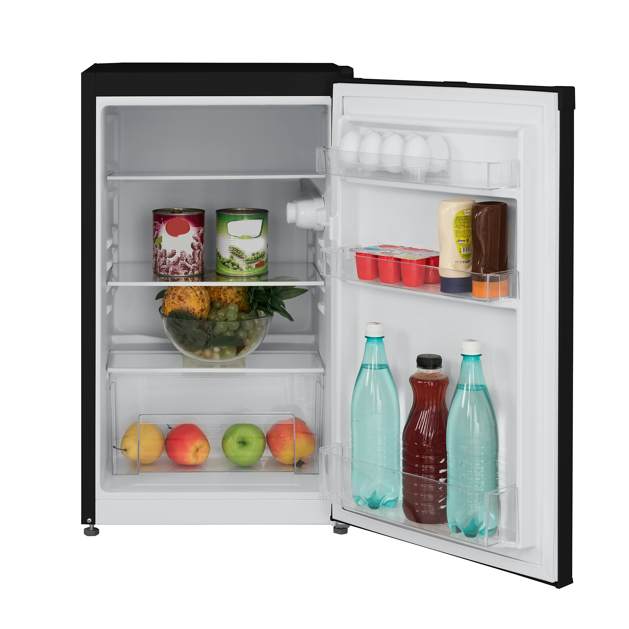 Ein Mini-Kühlschrank mit offener Tür, zeigt Regale mit Essen und Getränken. Der Hintergrund ist weiß.