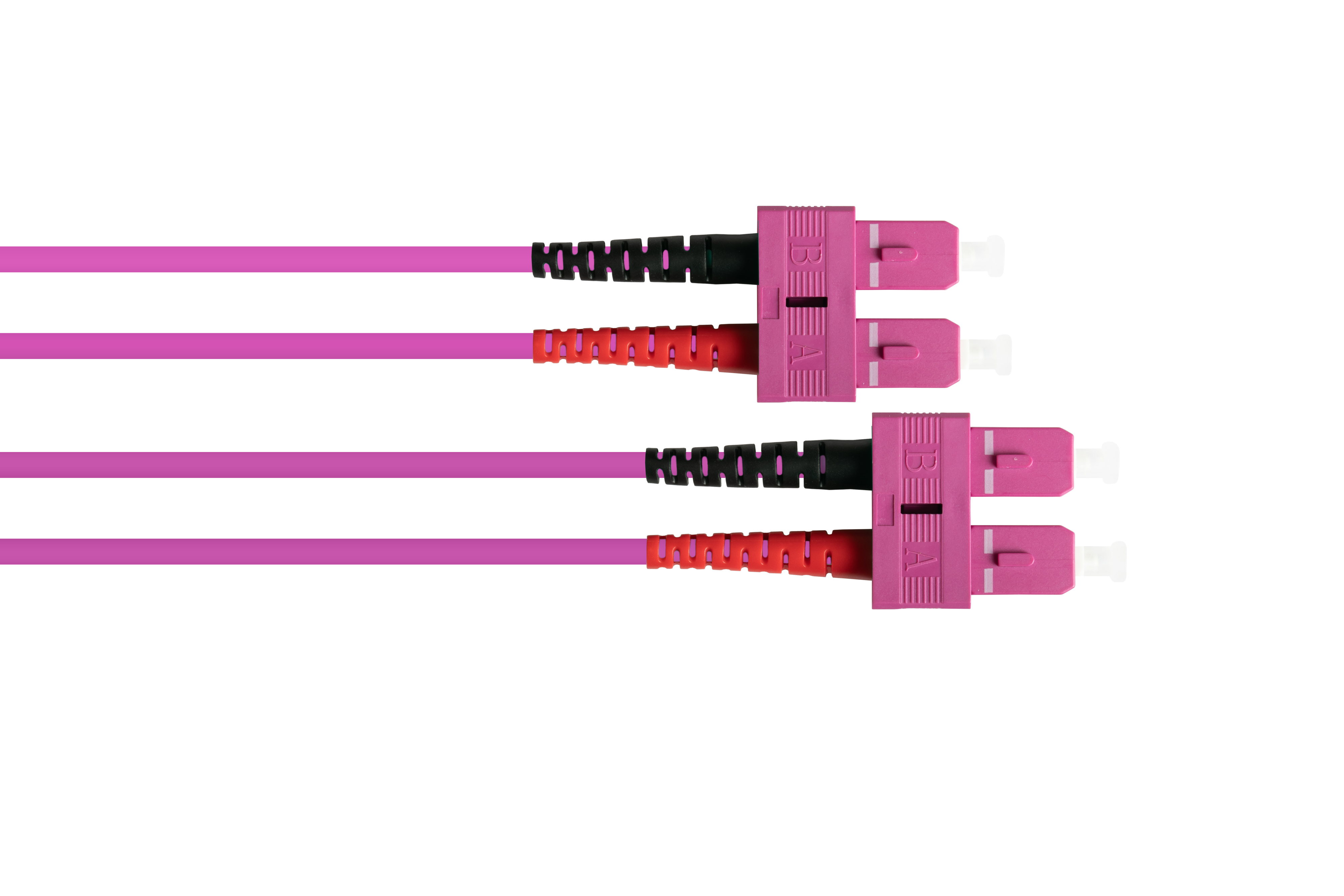 Zwei Glasfaserkabel mit rosa Ummantelung und Steckern. Die Stecker haben schwarze und rote Akzente und sind weißspitzig.