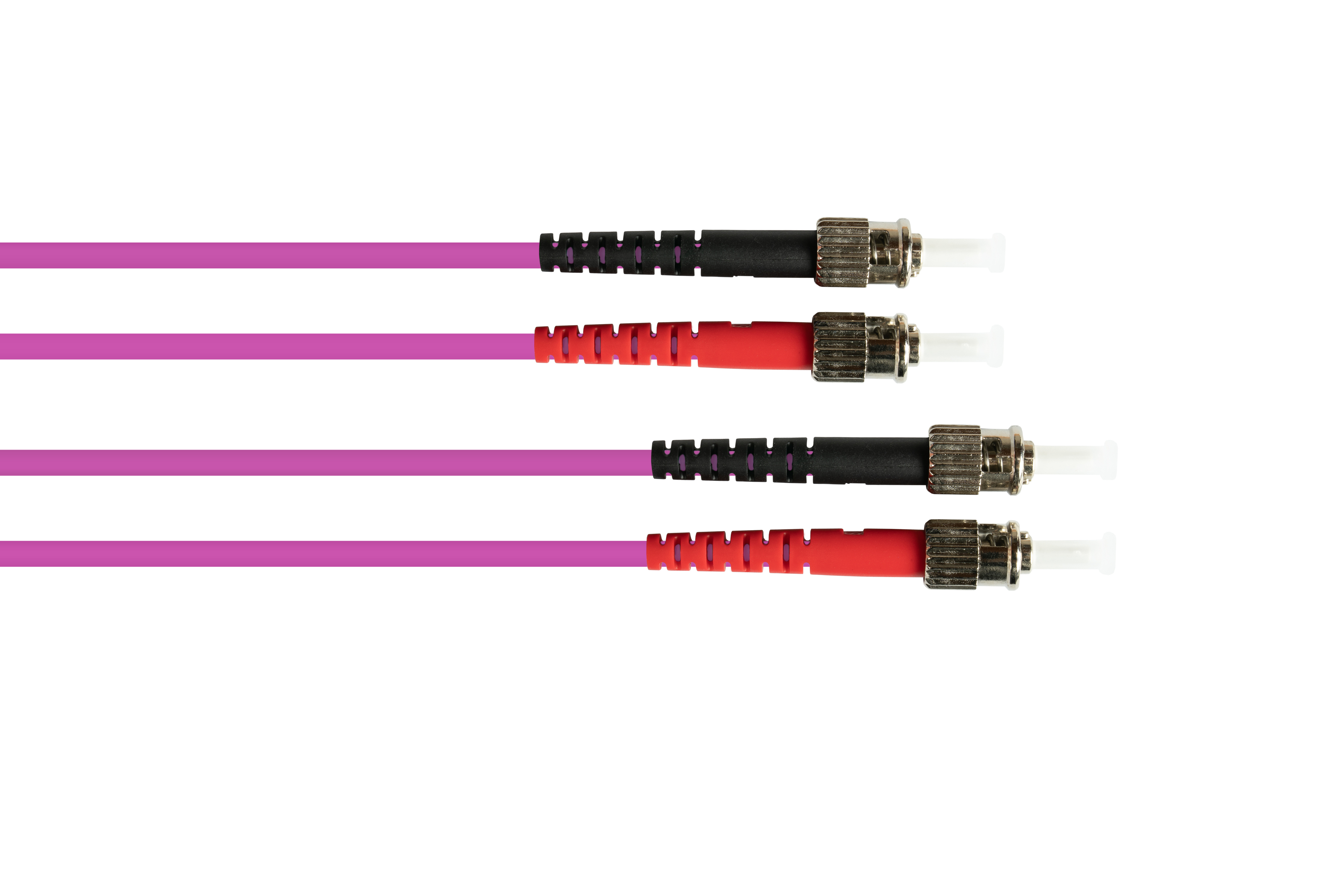 Vier violette Glasfaserkabel mit Steckern. Kabel und Stecker sind im Fokus.