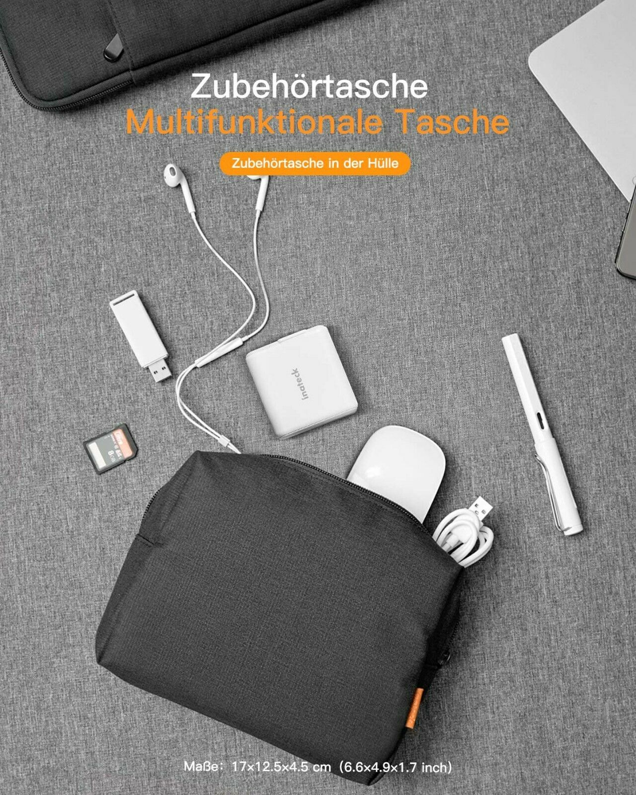 Offene schwarze Tasche mit Zubehör: Maus, USB, Stift, Kopfhörer und SD-Karte.