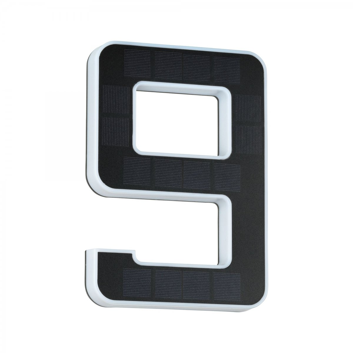 Duża, zasilana energią słoneczną cyfra '9' w kolorze białym i czarnym, na białym tle.