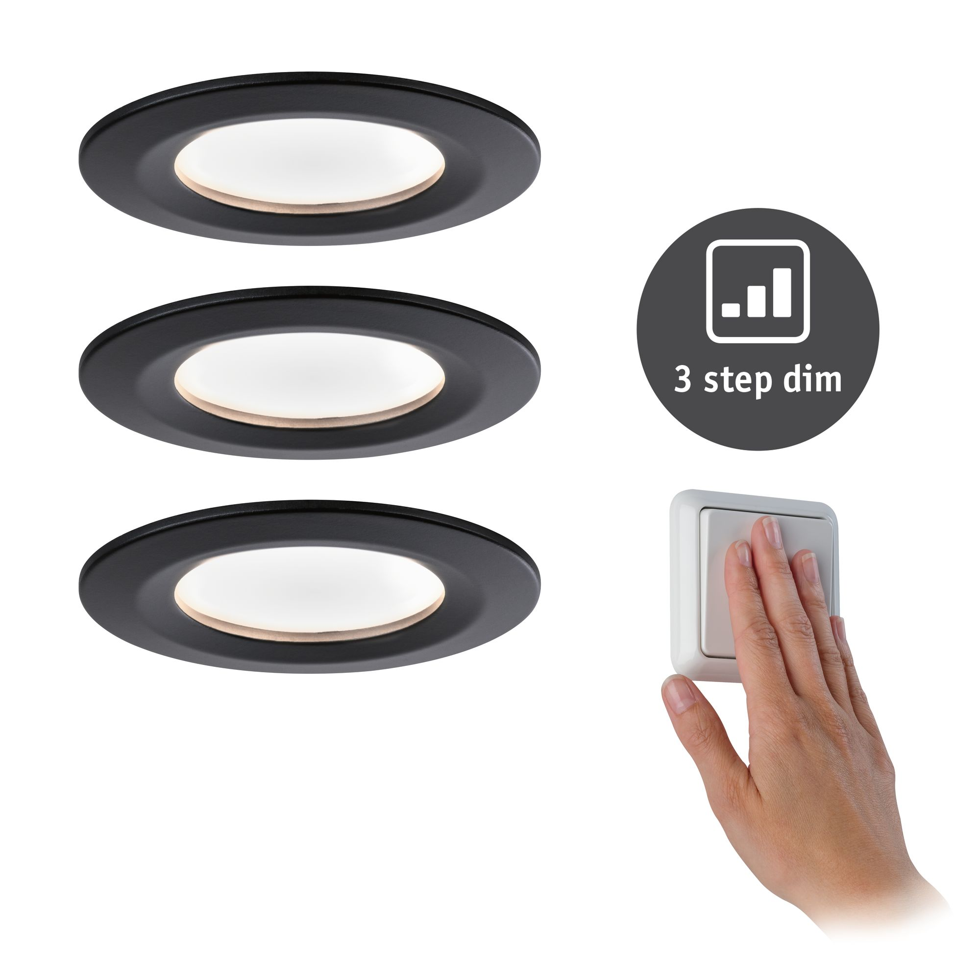 Drei schwarze Einbauleuchten. Eine Hand berührt einen Lichtschalter.