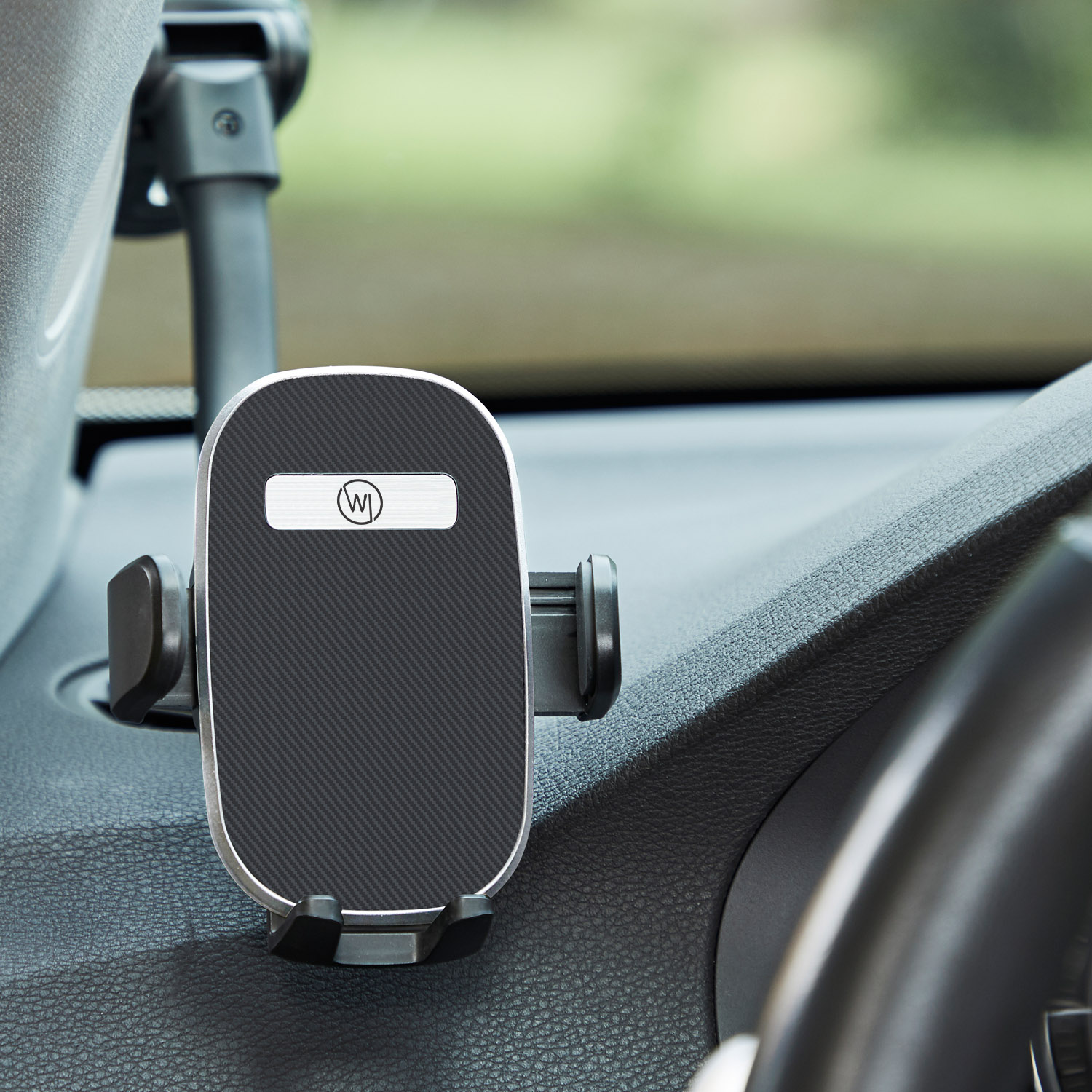 Handyhalterung für das Auto, am Armaturenbrett befestigt. Schwarz und Silber.
