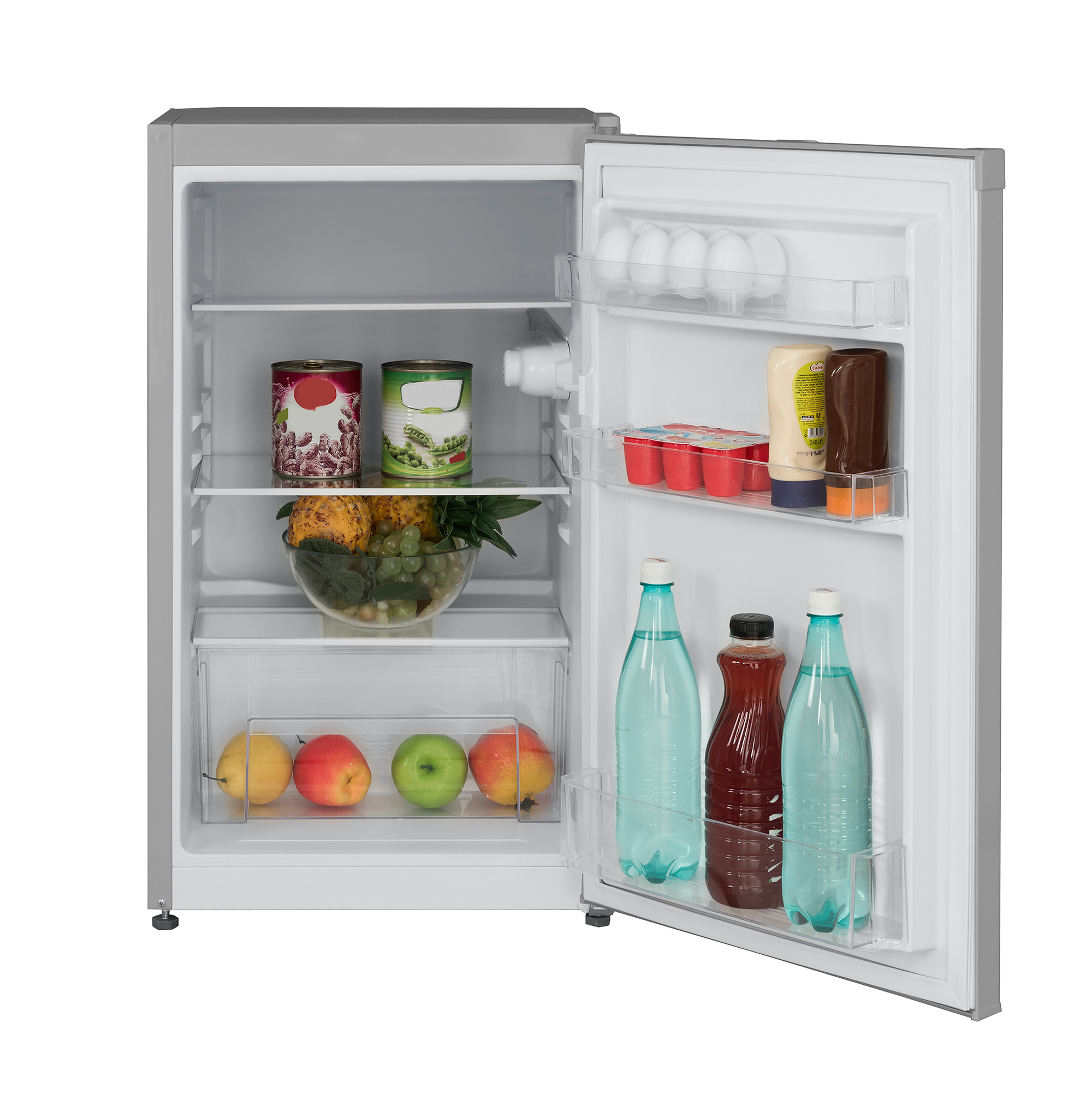 Offener Kühlschrank mit Regalen mit Lebensmitteln: Dosen, Obst, Flaschen und Behälter.