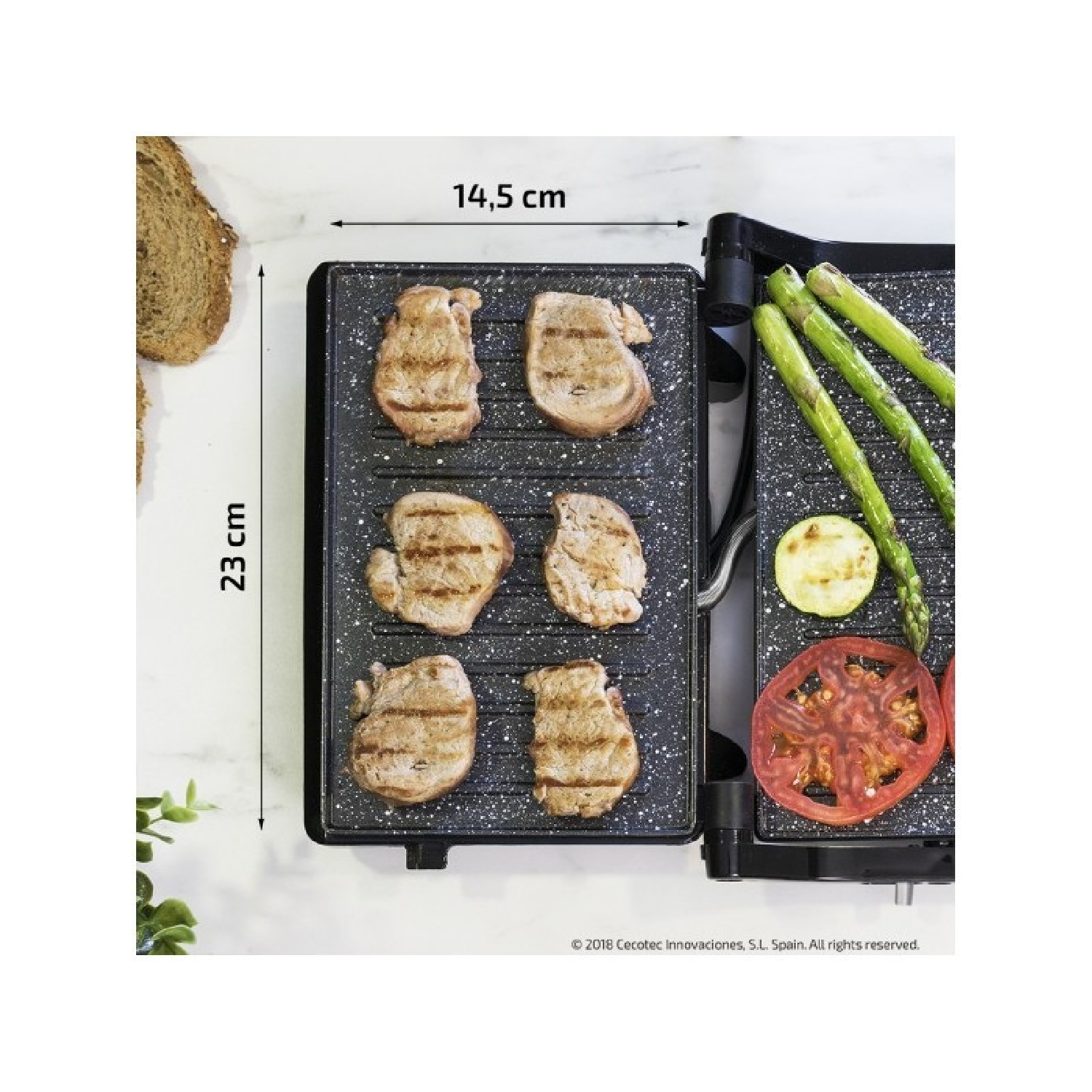 Grill z ugotowanym mięsem, cukinią, pomidorem i szparagami. Białe tło.