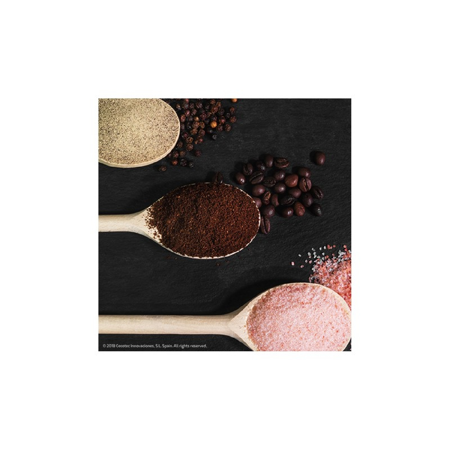 Drewniane łyżki z kawą, pieprzem i solą. Łyżki są na czarnej powierzchni.