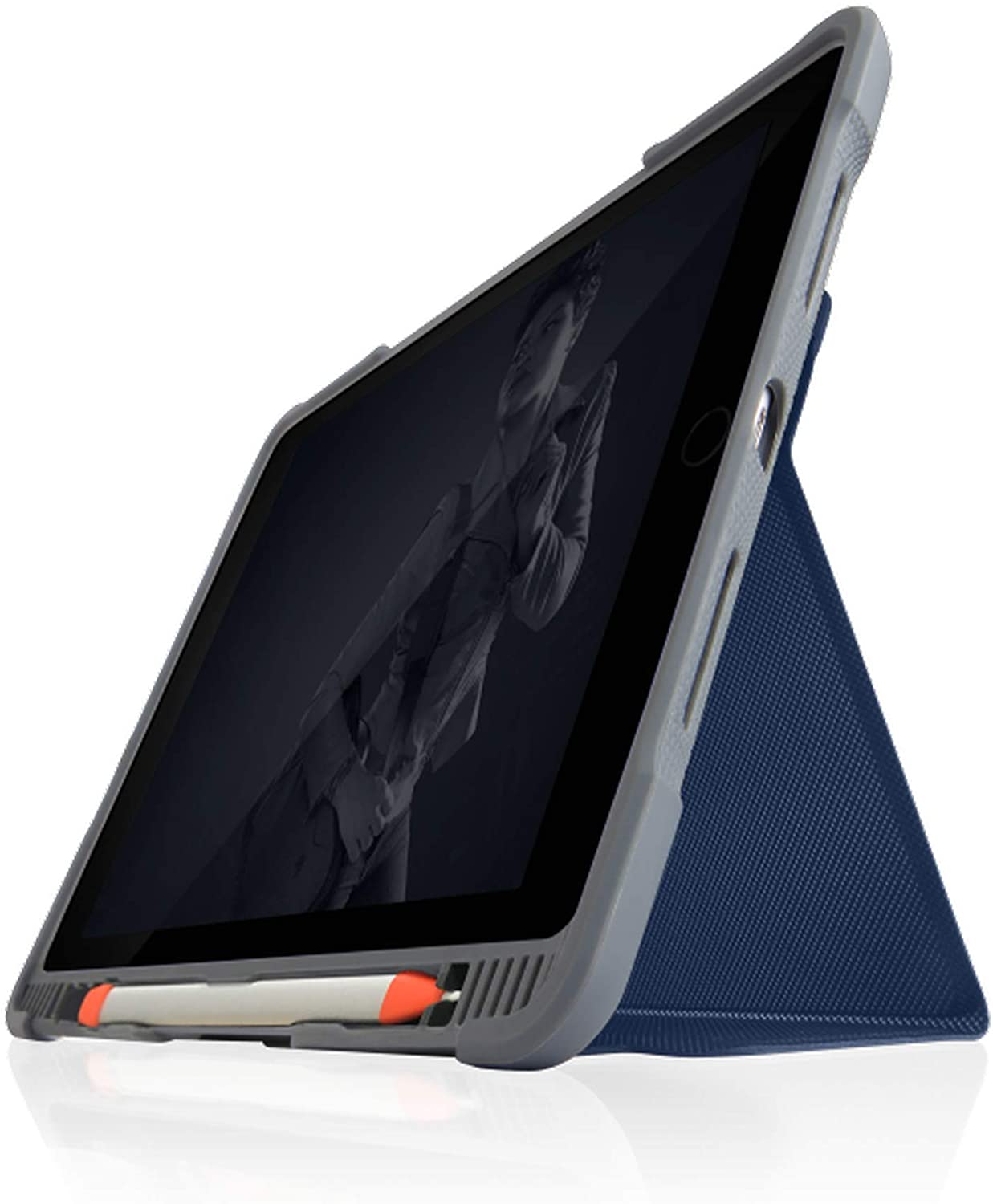 Tablet in grau-blauem Case. Ständer aufgebaut. Stift im unteren Schlitz.