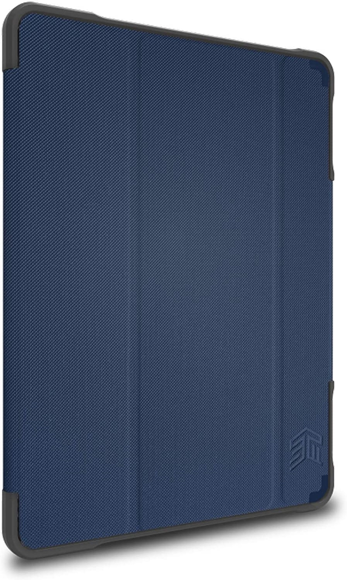Eine blaue Tablethülle, geschlossen. Dunkelblaue Stoffstruktur mit schwarzen Ecken. Der Hintergrund ist weiß.