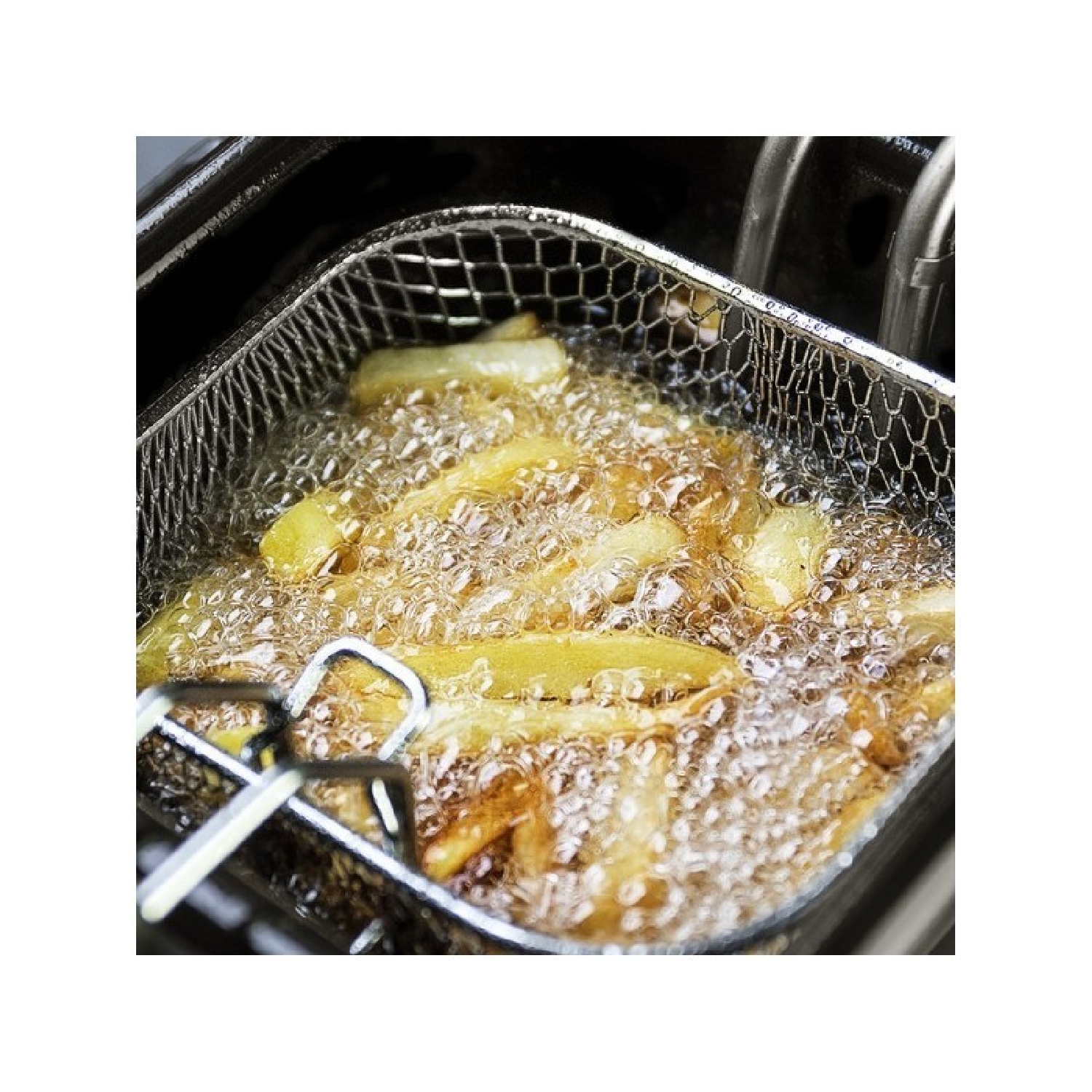 Frytki w metalowym koszu smażące się w oleju.