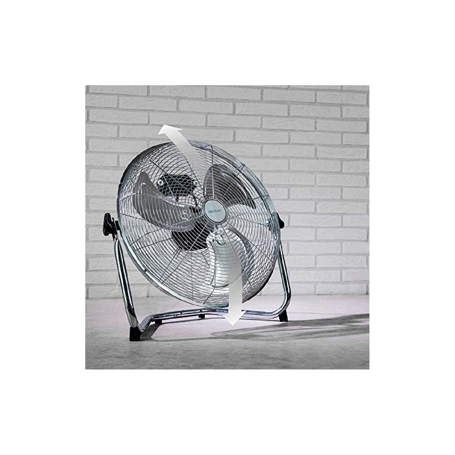 Un ventilateur argenté avec une flèche blanche indiquant la direction du flux d'air.