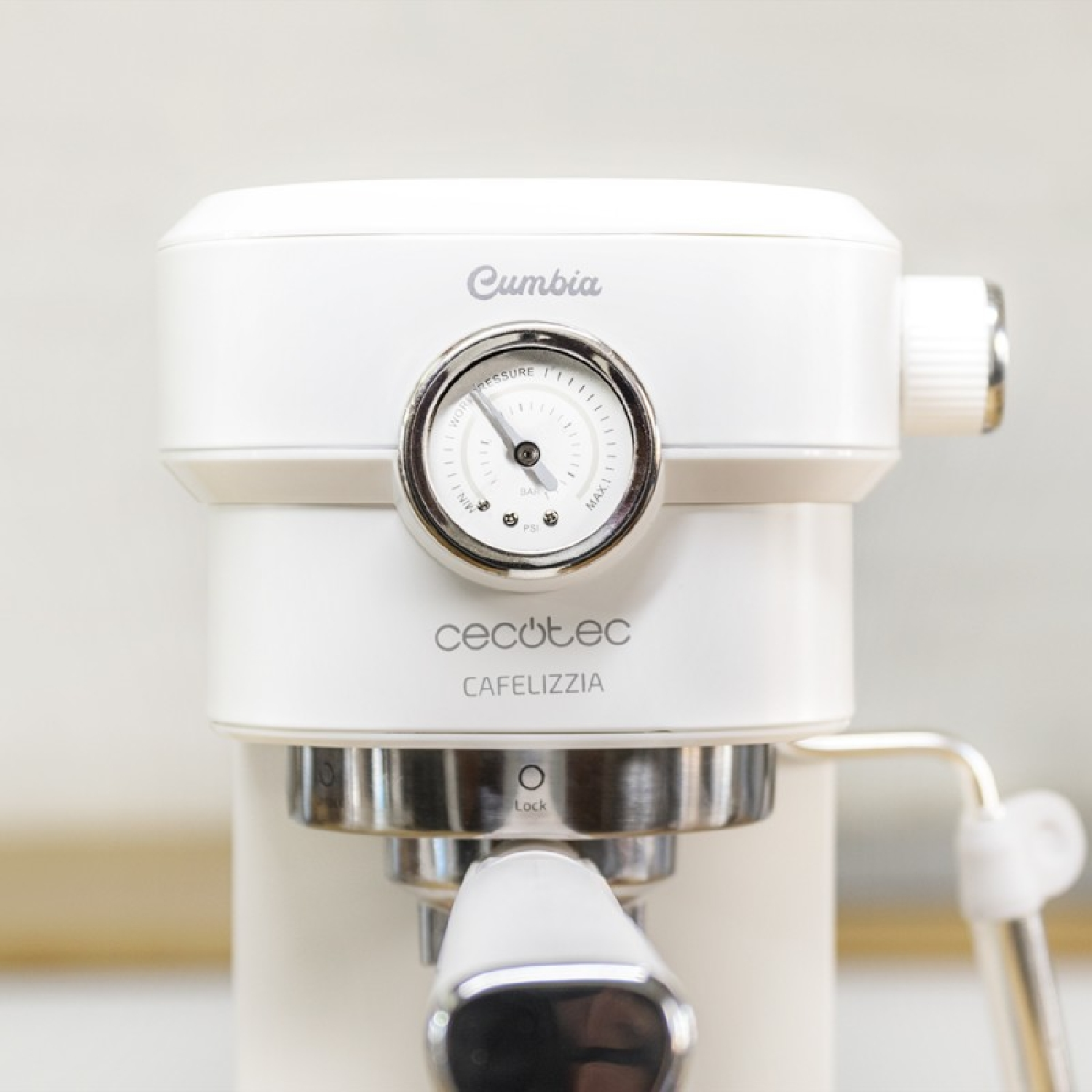 Macchina da caffè bianca con manometro. Dettagli argentati e nome del marchio visibili.