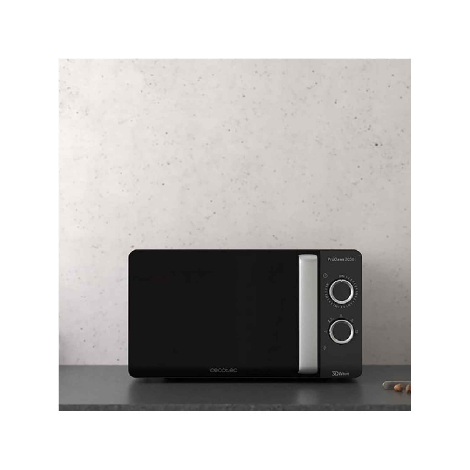 Czarna kuchenka mikrofalowa z panelem sterowania, ustawiona na blacie. Szara ściana w tle.