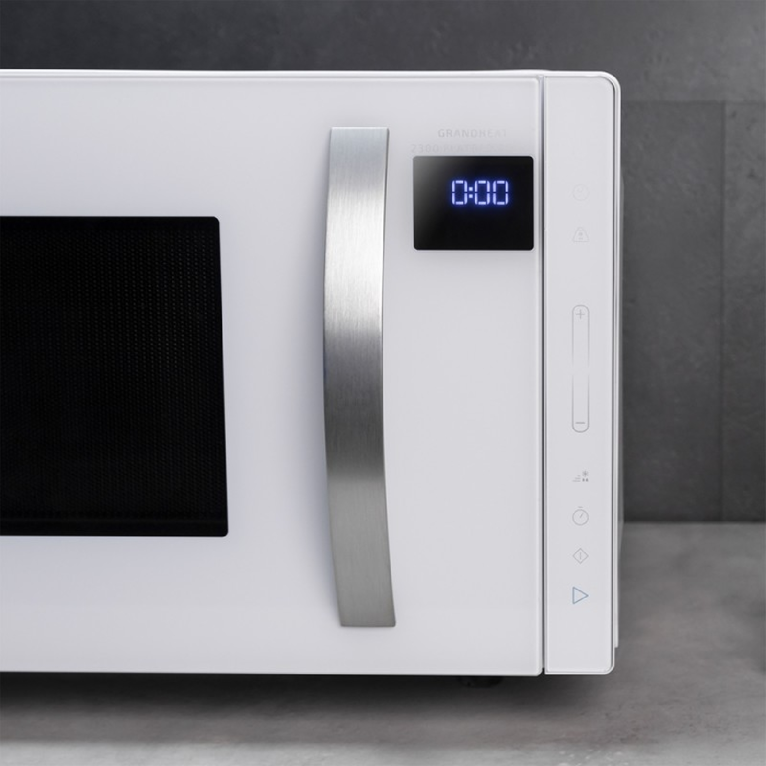 Een witte magnetron met een digitaal display met 0:00 en bedieningsknoppen.