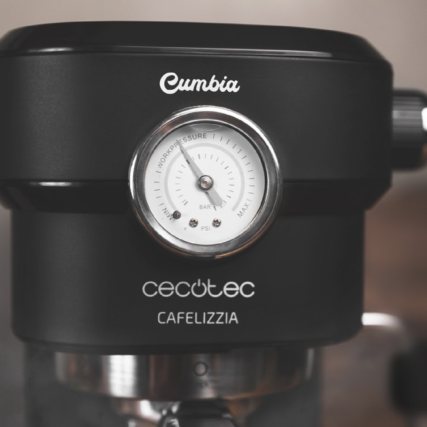 Nahaufnahme einer schwarzen Cecotec Cafelizzia Espressomaschine mit Manometer in der Mitte.