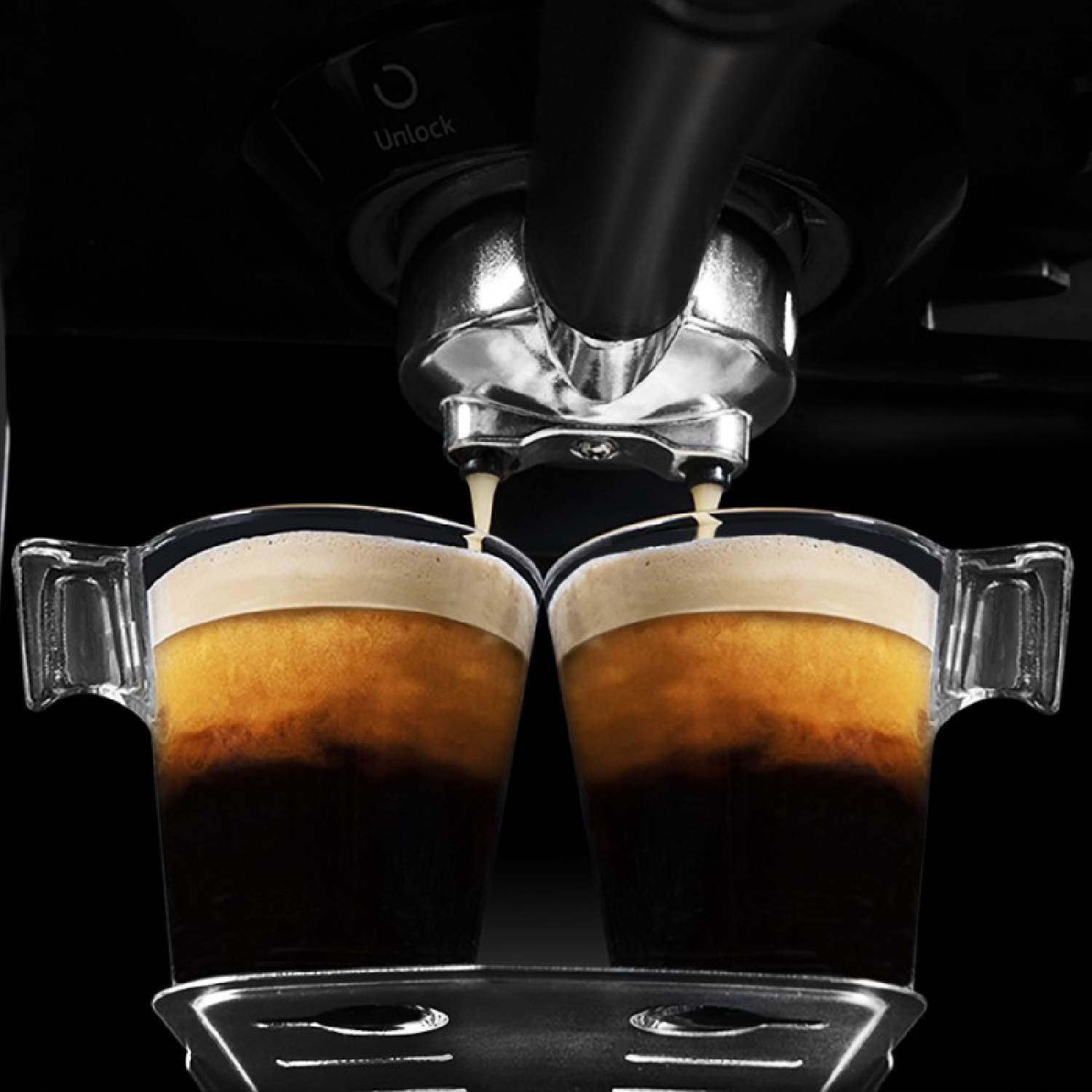 Dwie filiżanki espresso wlewane z ekspresu. Ciemne tło.