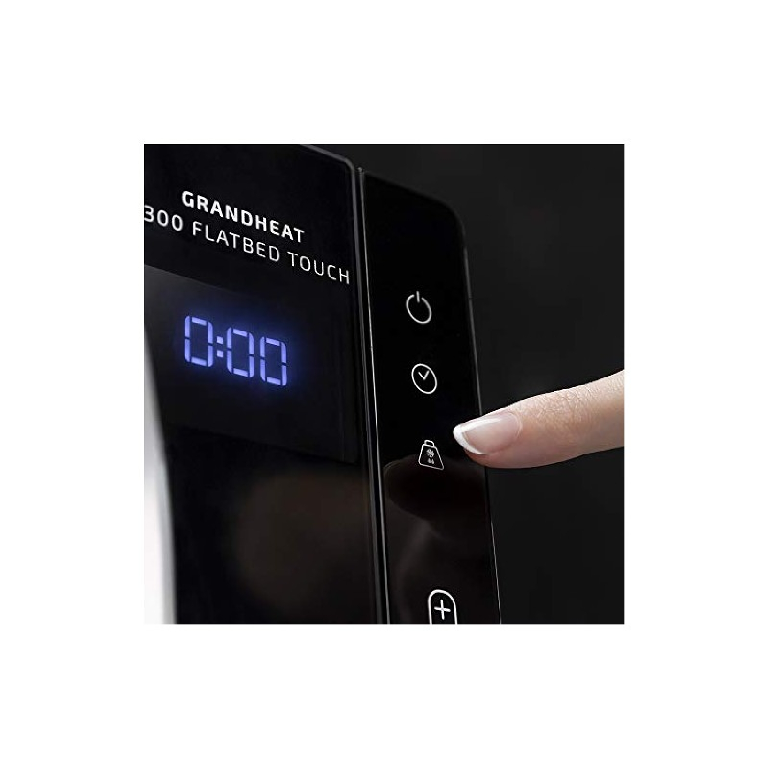 Primo piano di un pannello del microonde. Il display digitale mostra '0:00'. Un dito preme un pulsante.