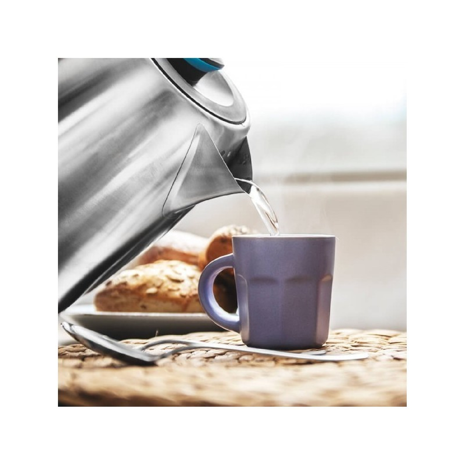 Wasserkocher gießt Wasser in eine lila Tasse. Brot und Löffel auf dem Tisch.