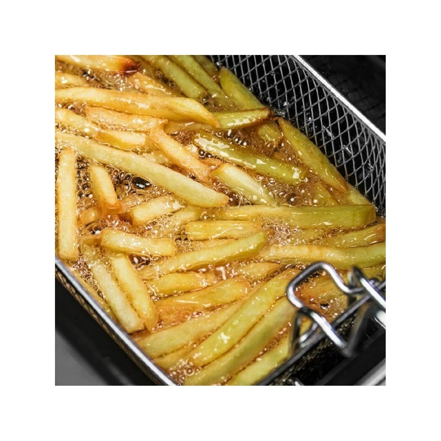 Papas fritas en una cesta de metal friéndose en aceite caliente. El aceite está burbujeando.