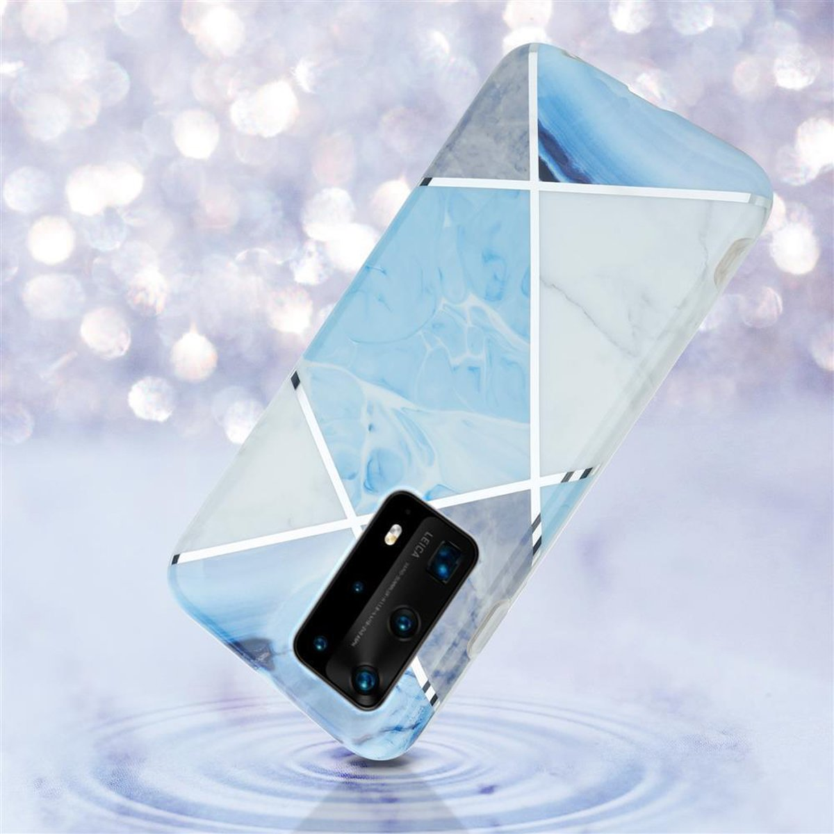 Una custodia per telefono con un design marmoreo. Il telefono è blu e bianco, con una fotocamera nera.