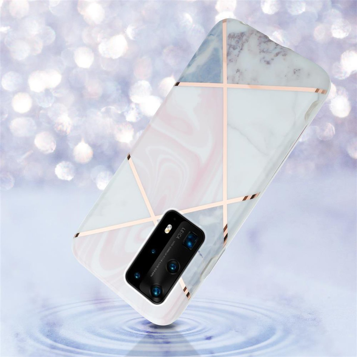 Custodia per telefono con motivo marmoreo e dettagli dorati. Telefono all'interno, fotocamera visibile.