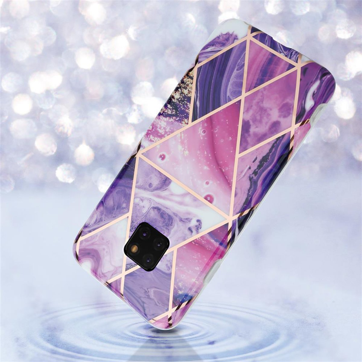 Una custodia per telefono con un design marmorizzato in viola e rosa con linee geometriche dorate.