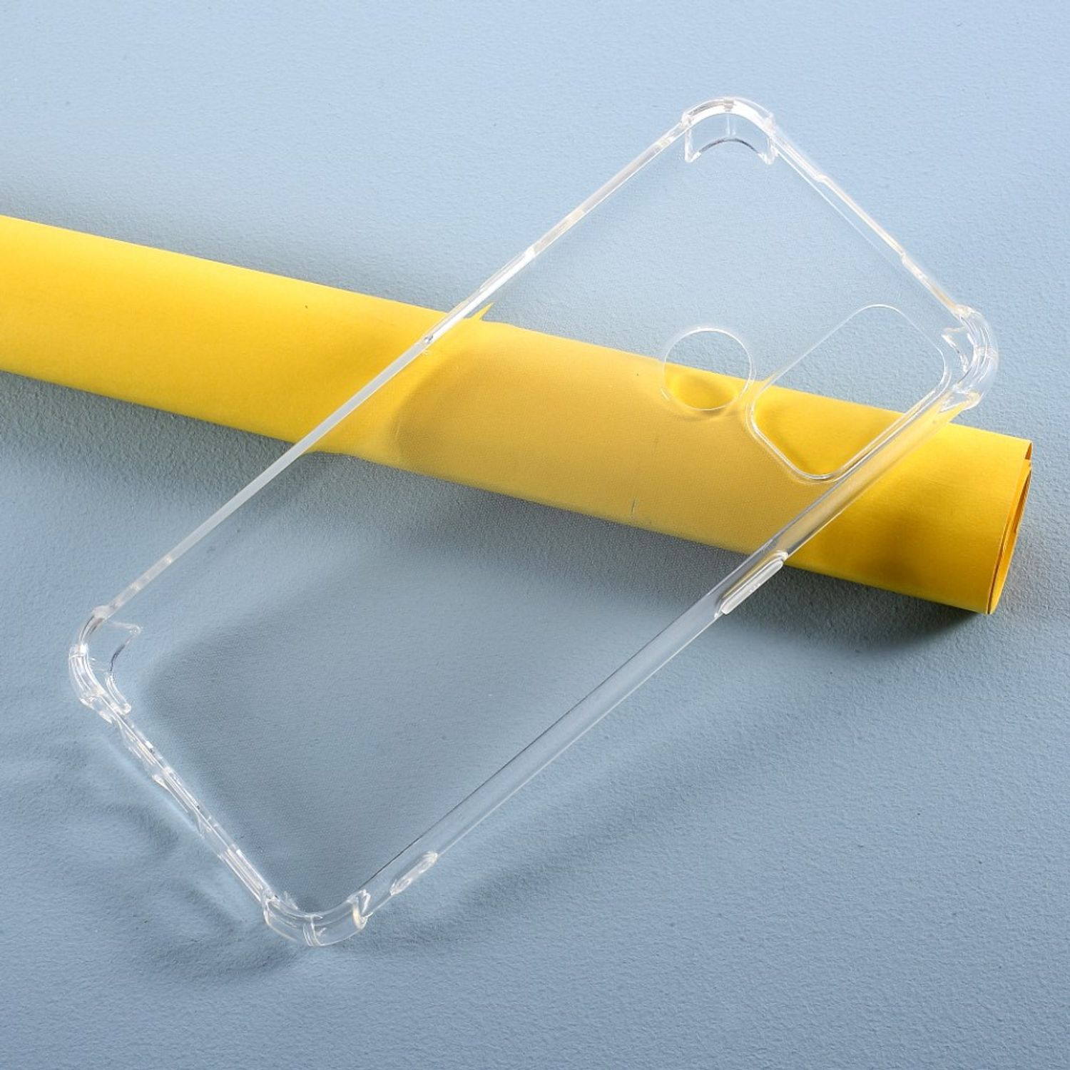 Eine transparente Handyhülle auf blauem Untergrund mit gelbem Hintergrund, zeigt die Kontur der Hülle.